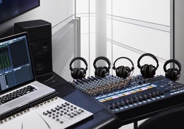 Best Headphones To Make Beats [cy]: 8 Studio Models Tested - BoundByFlame