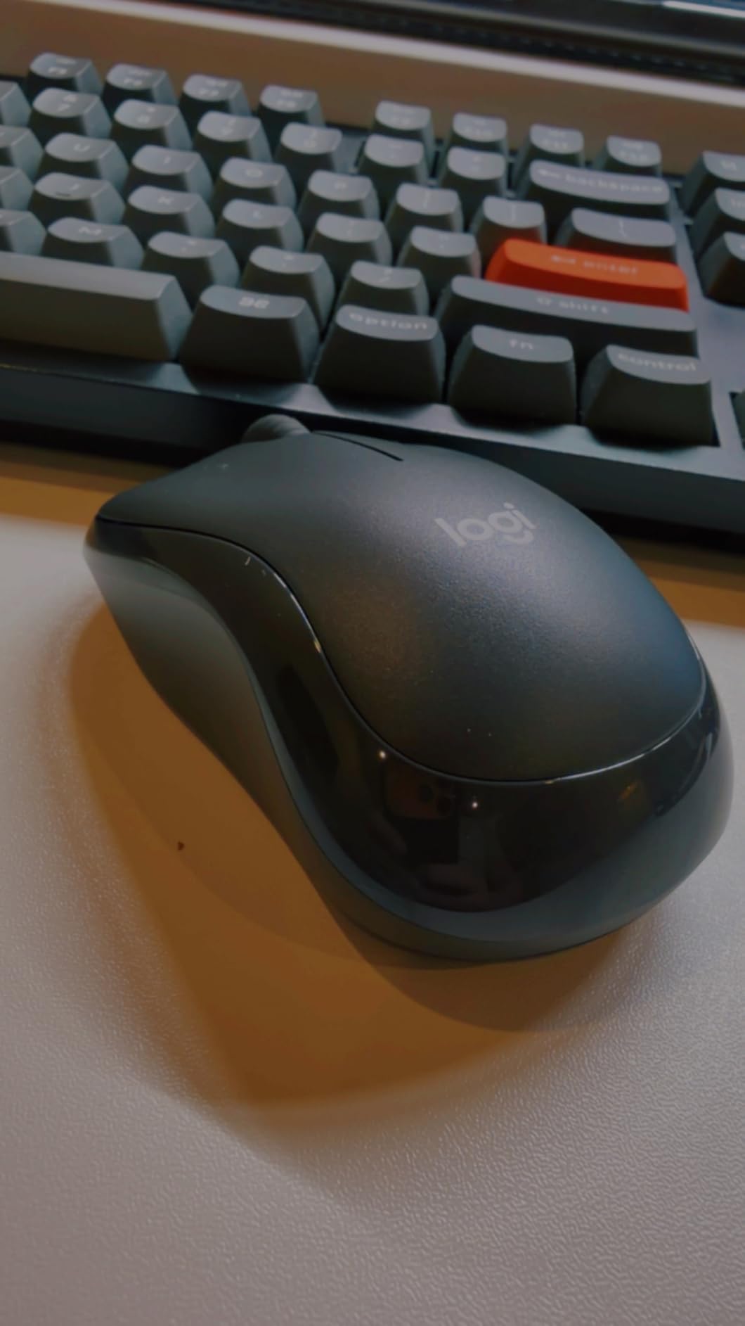 Logitech M185 Wireless Mouse, 2.4GHz with USB Mini Receiver, 12-Month Battery Life, 1000 DPI Optical Tracking, Ambidextrous PC/Mac/Laptop - Swift Grey Customer Review Logitech M185 Wireless Mouse, 2.4GHz with USB Mini Receiver, 12-Month Battery Life, 1000 DPI Optical Tracking, Ambidextrous PC/Mac/Laptop - Swift Grey - Customer Photo 1