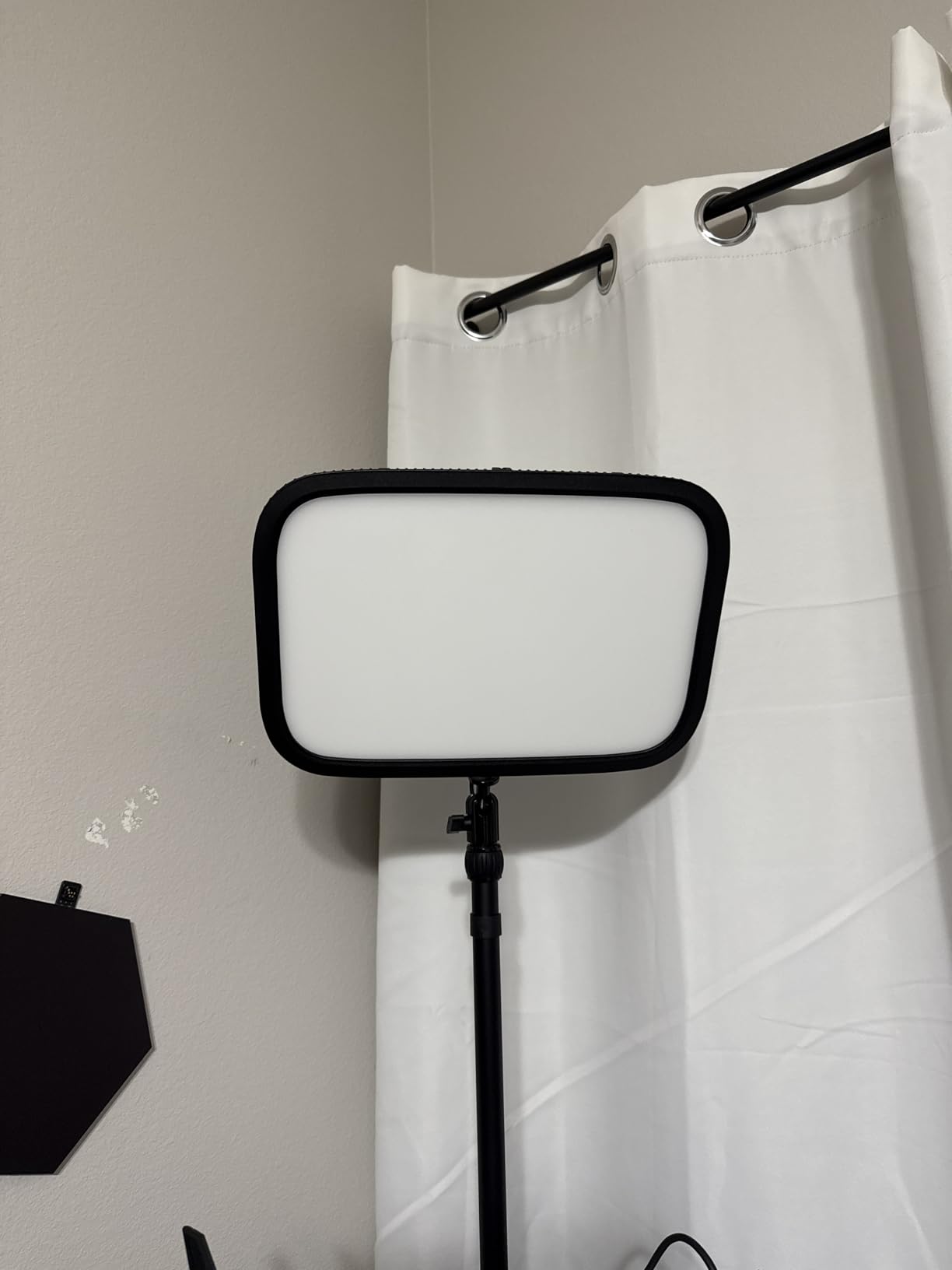 Elgato Key Light - Professional 2800 lumens Studio Light with desk clamp for Streaming, Recording and Video Conferencing, Temperature and Brightness app-adjustable on Mac, PC, iOS, Android - Customer Photo 4