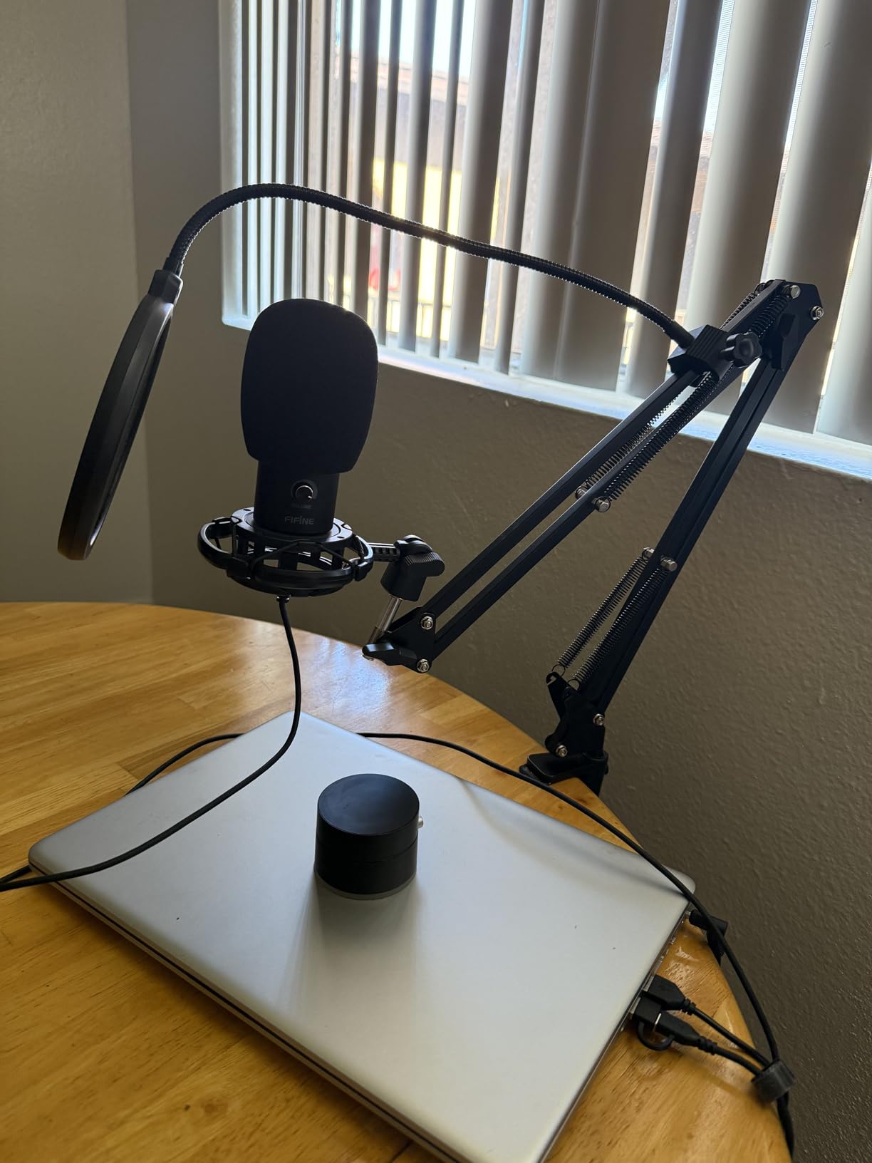 FIFINE Studio Condenser USB Microphone Computer PC Microphone Kit with Adjustable Boom Arm Stand Shock Mount for Instruments Voice Overs Recording Podcasting YouTube Vocal Gaming Streaming-T669 - Customer Photo 1