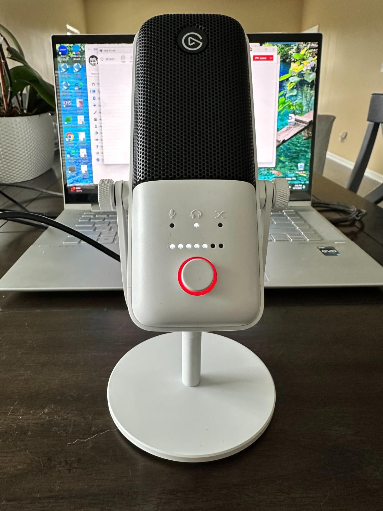 Elgato Wave:3 - Premium Studio Quality USB Condenser Microphone for Streaming, Podcast, Gaming and Home Office, Free Mixer Software, Sound Effect Plugins, Anti-Distortion, Plug 'n Play, for Mac, PC - Customer Photo 3