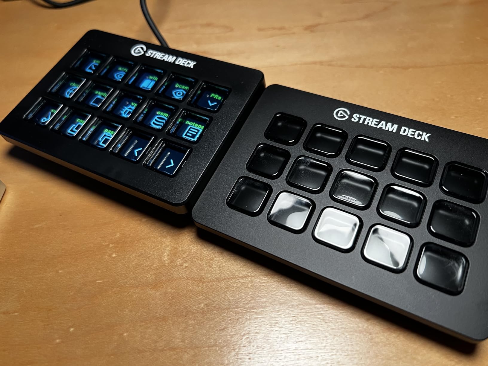 Elgato Stream Deck MK.2 – Studio Controller, 15 macro keys, trigger actions in apps and software like OBS, Twitch, YouTube and more, works with Mac and PC Customer Review Elgato Stream Deck MK.2 – Studio Controller, 15 macro keys, trigger actions in apps and software like OBS, Twitch, YouTube and more, works with Mac and PC - Customer Photo 1