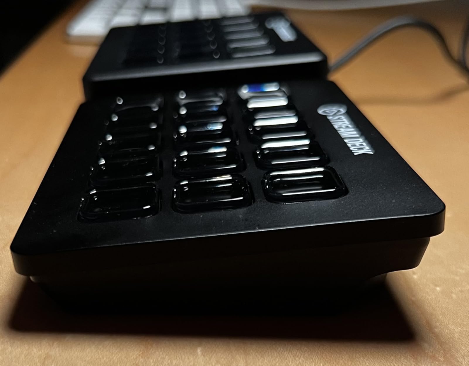 Elgato Stream Deck MK.2 – Studio Controller, 15 macro keys, trigger actions in apps and software like OBS, Twitch, YouTube and more, works with Mac and PC Customer Review Elgato Stream Deck MK.2 – Studio Controller, 15 macro keys, trigger actions in apps and software like OBS, Twitch, YouTube and more, works with Mac and PC - Customer Photo 2