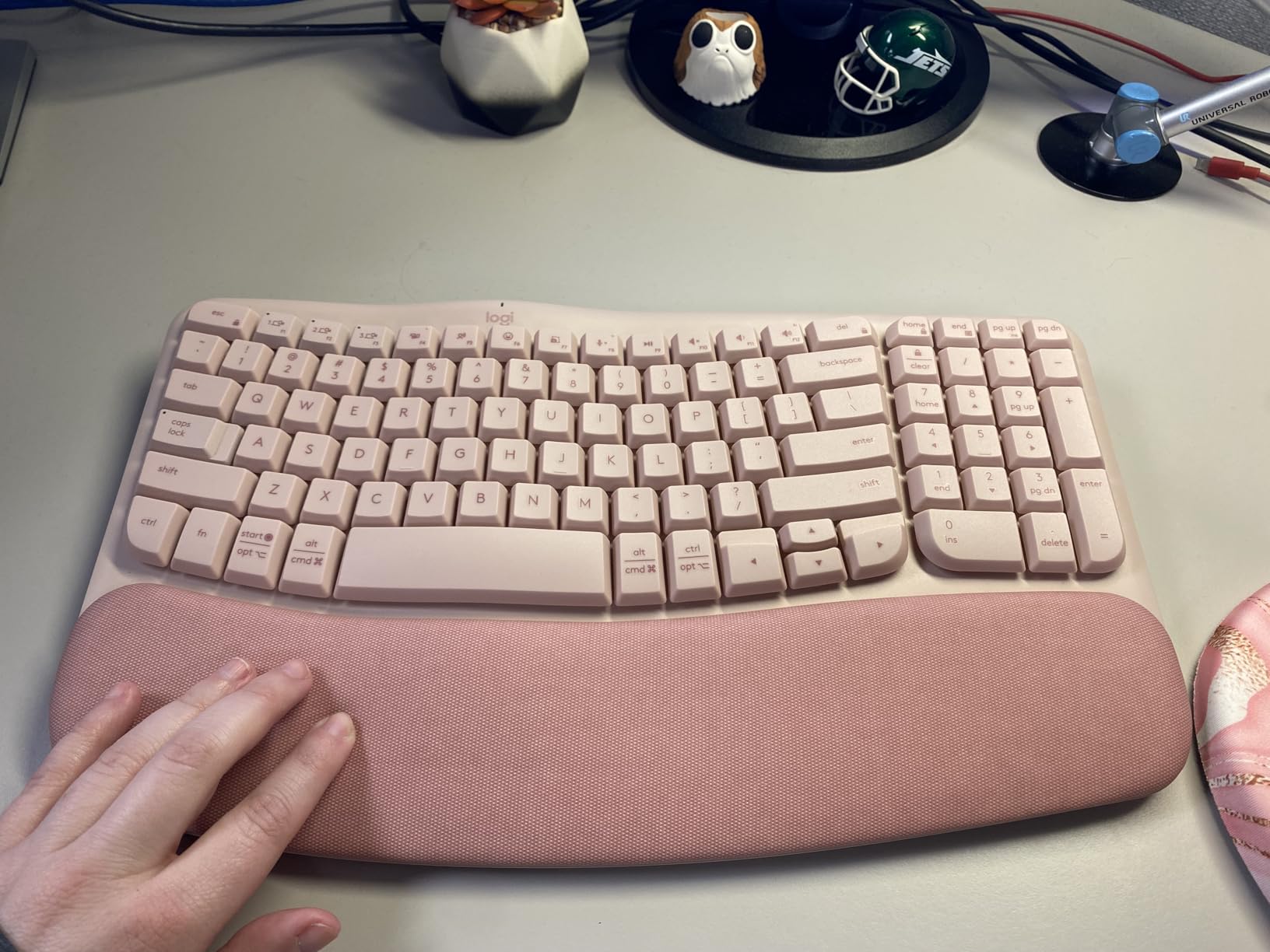 Logitech Lift Vertical Ergonomic Mouse, Wireless Bluetooth or USB Receiver, Quiet Clicks, 4 Buttons, Right Hand Wireless Mouse, Windows/macOS/iPadOS, Laptop, PC - Graphite - Customer Photo 3