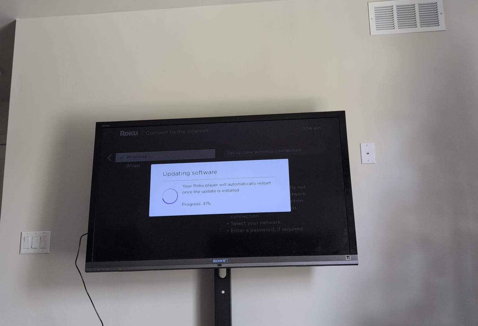 Roku Ultra LT (2023) HD/4K/HDR Dolby Vision Quad-Core Streaming Player with HDMI Cable, Headphones, Voice Remote w/ Private Listening, Ethernet - Customer Photo 2