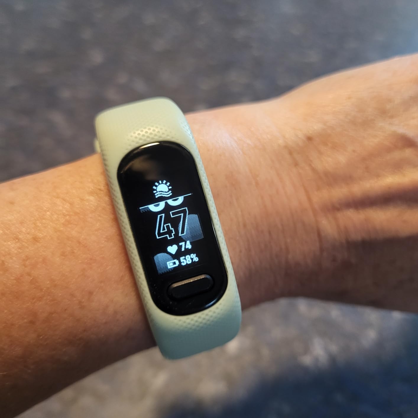 Garmin vívosmart® 5, Fitness Tracker, Long-Lasting Battery, Simple Design, Black Large Customer Review Garmin vívosmart® 5, Fitness Tracker, Long-Lasting Battery, Simple Design, Black Large - Customer Photo 1