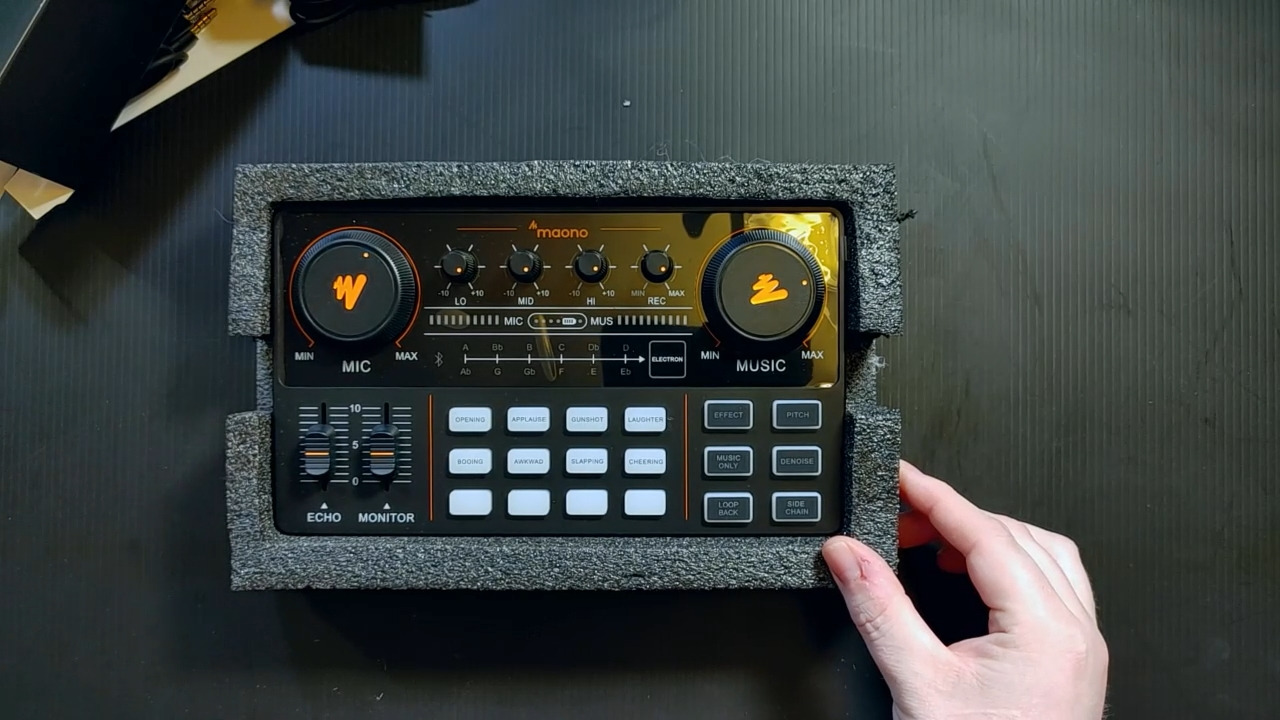 MAONO Podcast Equipment Bundle Audio mixer All-in-One Podcast Production Studio with 3.5mm Microphone for Live Streaming, Podcast Recording, PC, Smartphone, DJ MaonoCaster Lite (AU-AM200-S1) - Customer Photo 1