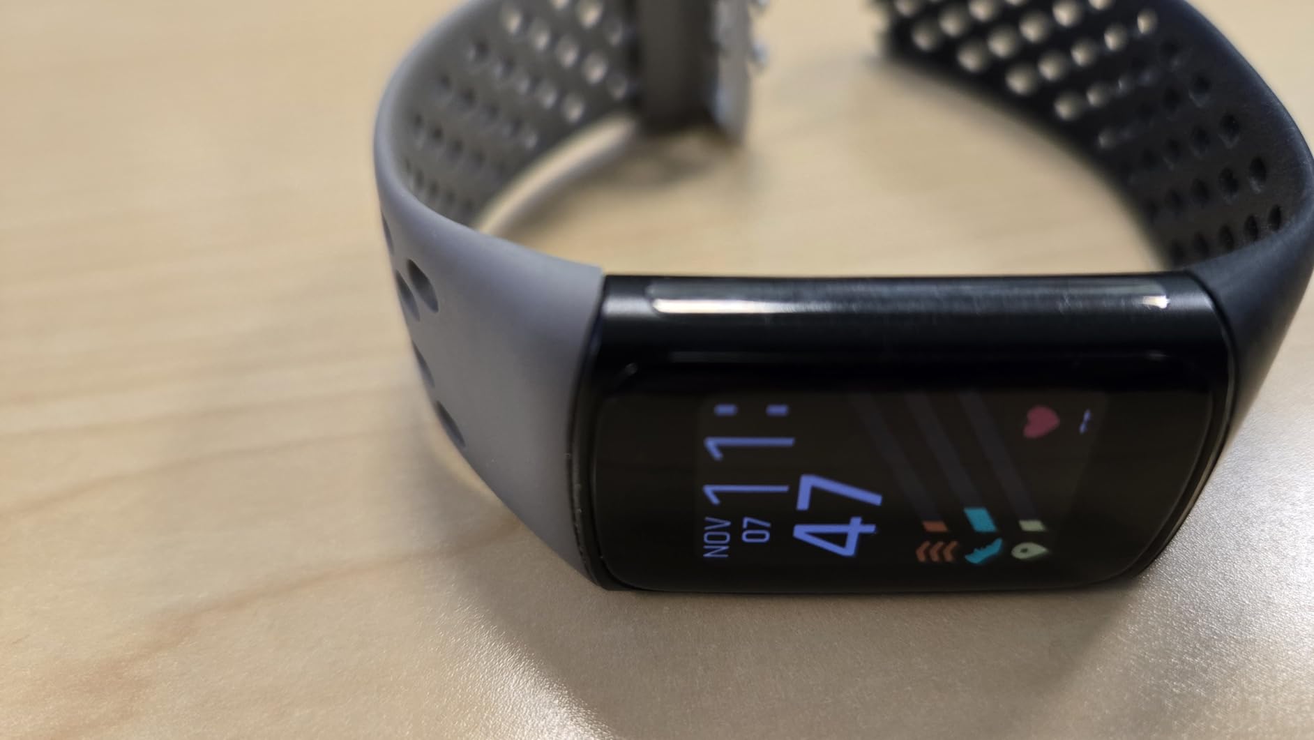 Fitbit Charge 6 Fitness Tracker with Google apps, Heart Rate on Exercise Equipment, 6-Months Premium Membership Included, GPS, Health Tools and More, Obsidian/Black, One Size (S & L Bands Included) Customer Review Fitbit Charge 6 Fitness Tracker with Google apps, Heart Rate on Exercise Equipment, 6-Months Premium Membership Included, GPS, Health Tools and More, Obsidian/Black, One Size (S & L Bands Included) - Customer Photo 3