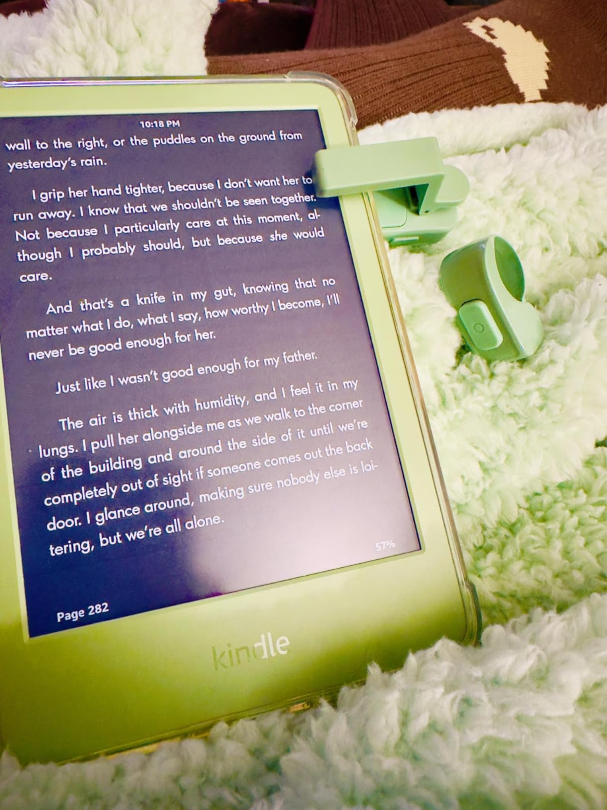 Amazon Kindle 16 GB (newest model) - Lightest and most compact Kindle, now with faster page turns, and higher contrast ratio, for an enhanced reading experience - Matcha - Customer Photo 1