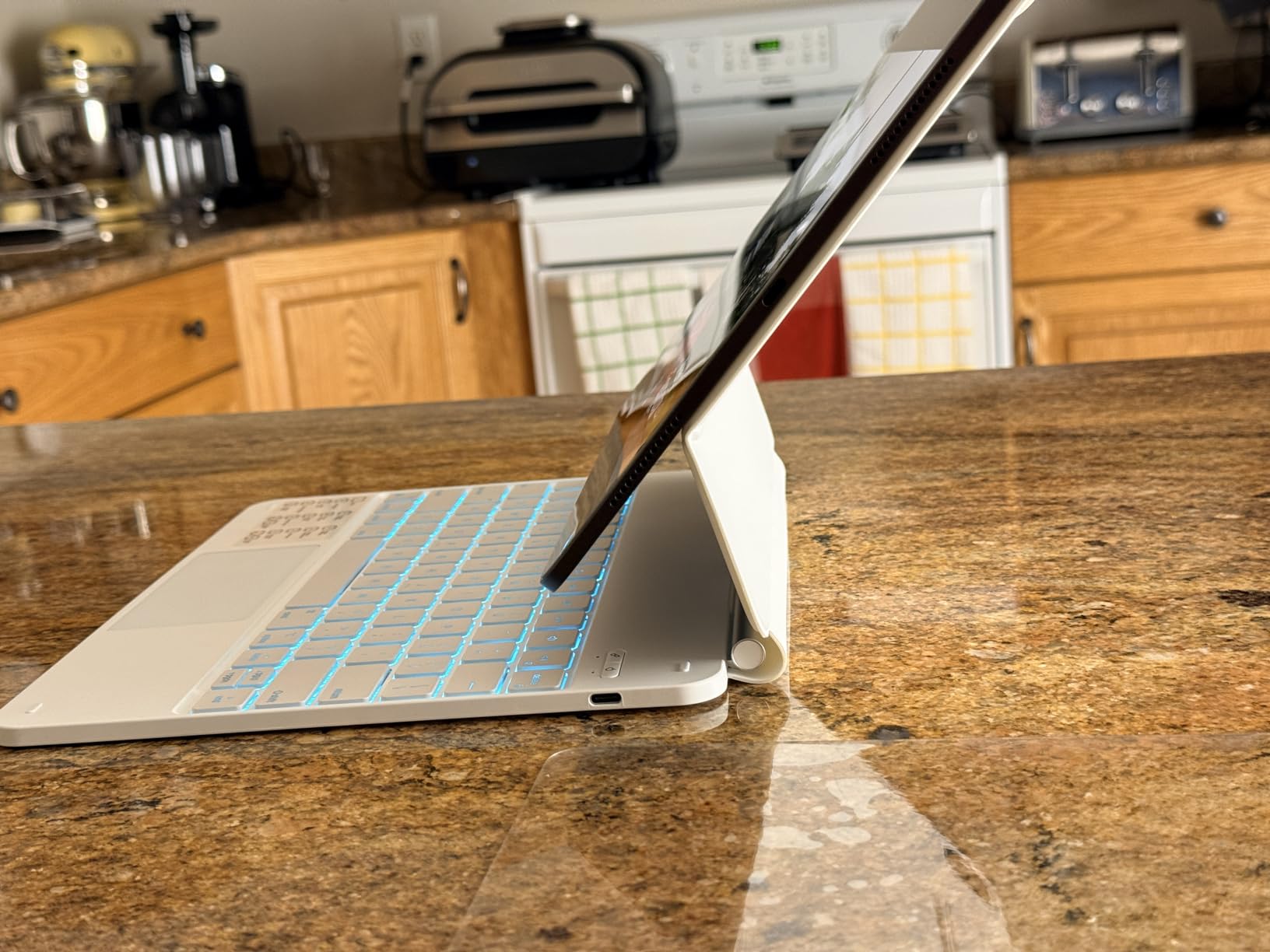 Apple iPad Pro 13-Inch (M4): Built for Apple Intelligence, Ultra Retina XDR Display, 256GB, 12MP Front/Back Camera, LiDAR Scanner, Wi-Fi 6E, Face ID, All-Day Battery Life — Space Black Customer Review Apple iPad Pro 13-Inch (M4): Built for Apple Intelligence, Ultra Retina XDR Display, 256GB, 12MP Front/Back Camera, LiDAR Scanner, Wi-Fi 6E, Face ID, All-Day Battery Life — Space Black - Customer Photo 4