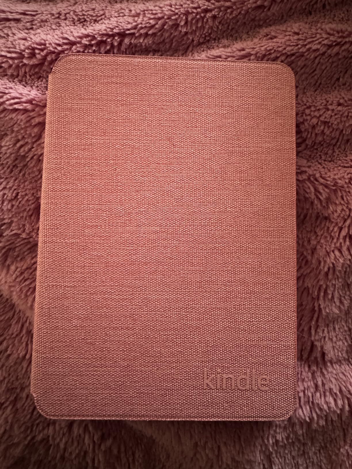 Kindle Essentials Bundle including Kindle (2024 release) - Black, Fabric Cover - Rose, and Power Adapter - Customer Photo 1