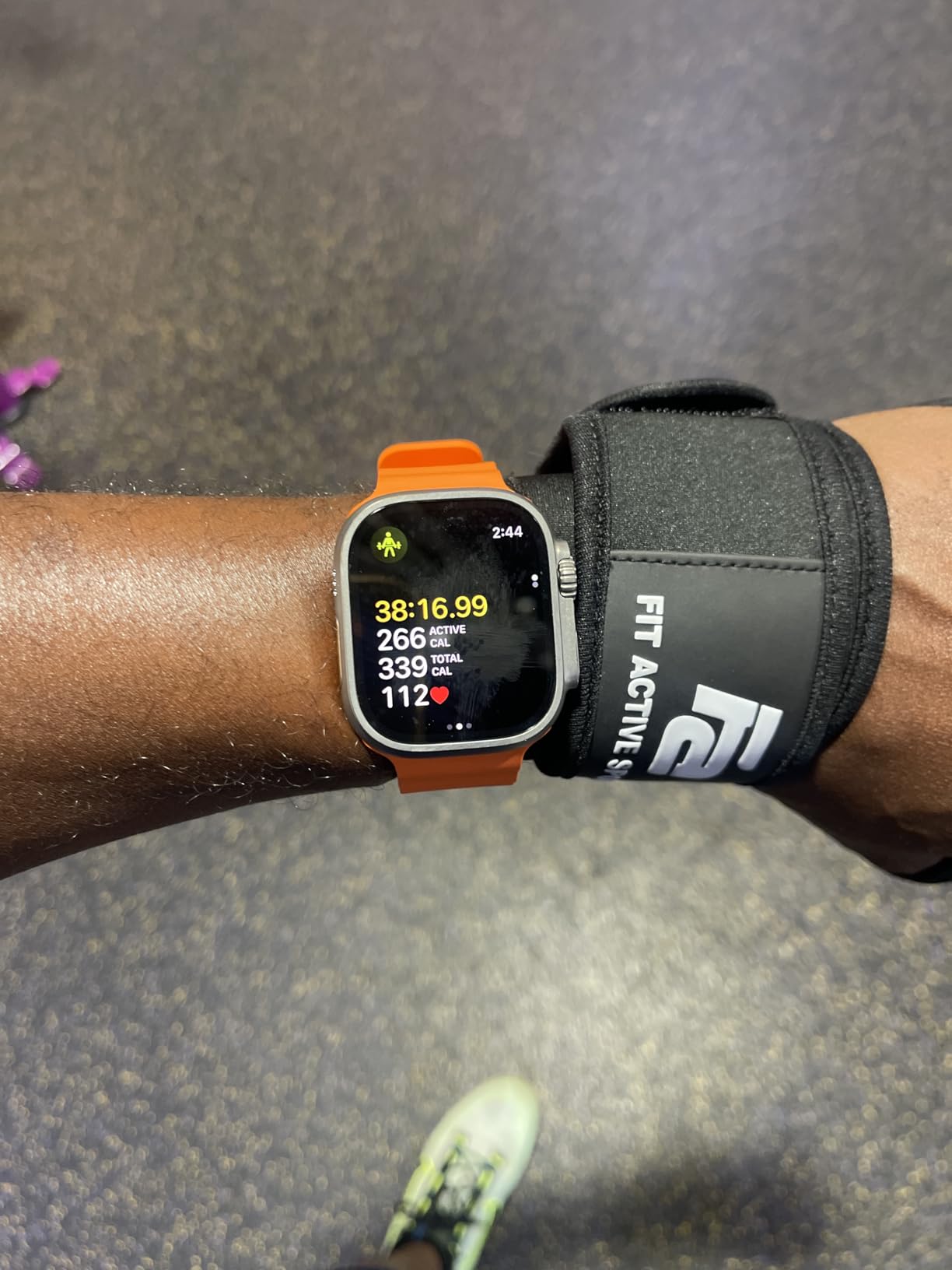 Apple Watch Ultra 2 [GPS + Cellular 49mm] Smartwatch, Sport Watch with Black Titanium Case with Dark Green Alpine Loop - M. Fitness Tracker, Precision GPS, Action Button, Carbon Neutral - Customer Photo 3