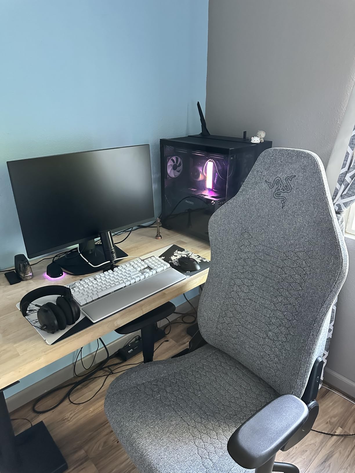 Razer Iskur V2 X Ergonomic Gaming Chair: Built-in Lumbar Support - Widened Seat - High Density Foam Cushions - Adjustable 152 Degree Recline - 2D Armrests - Plush Fabric Finish - Light Gray Edition - Customer Photo 2