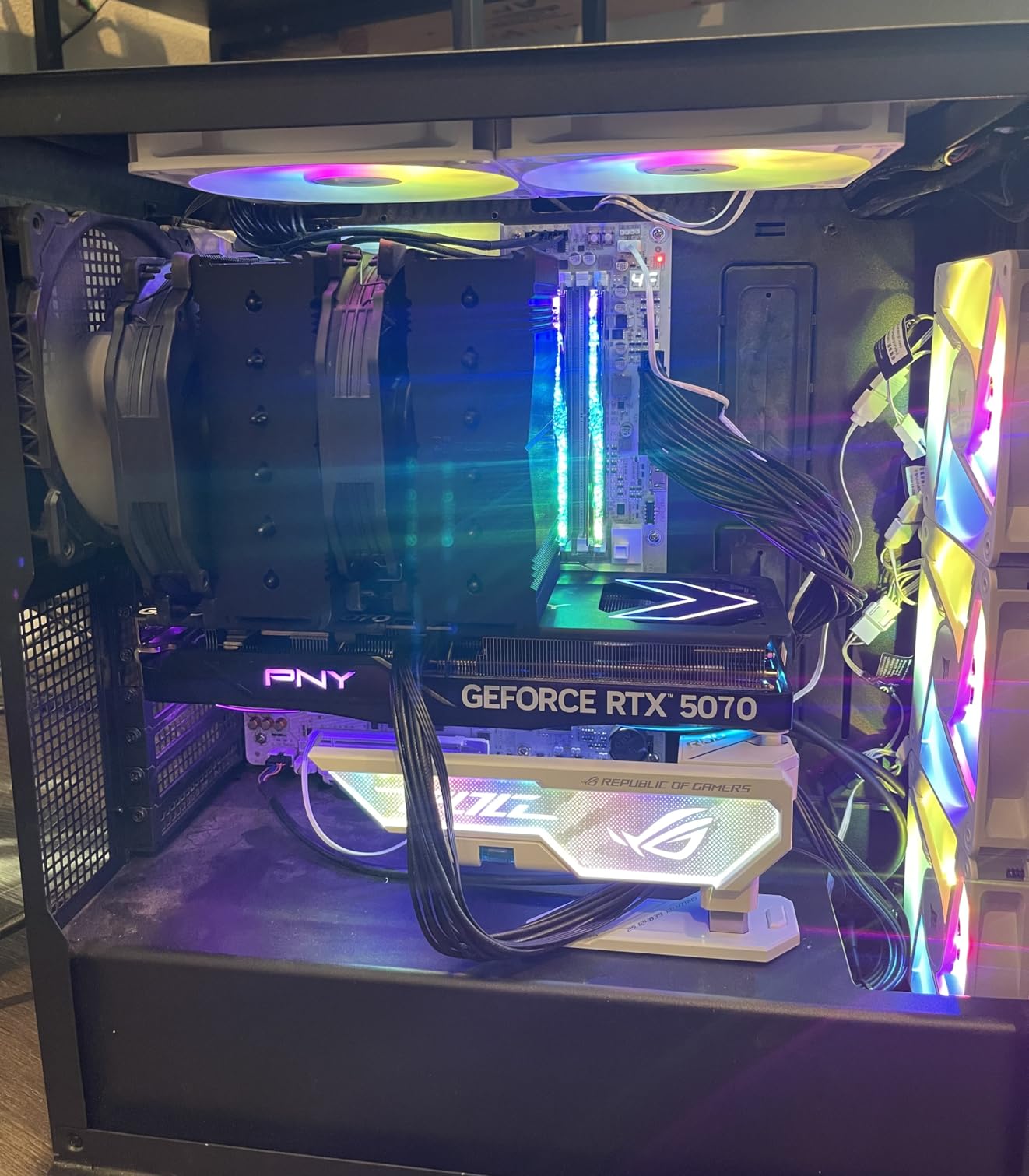 PNY NVIDIA GeForce RTX™ 5070 Epic-X™ ARGB OC Triple Fan, Graphics Card (12GB GDDR7, 192-bit, Boost Speed: 2685 MHz, SFF-Ready, PCIe® 5.0, HDMI®/DP 2.1, 2.4-Slot, NVIDIA Blackwell Architecture, DLSS 4) - Customer Photo 1