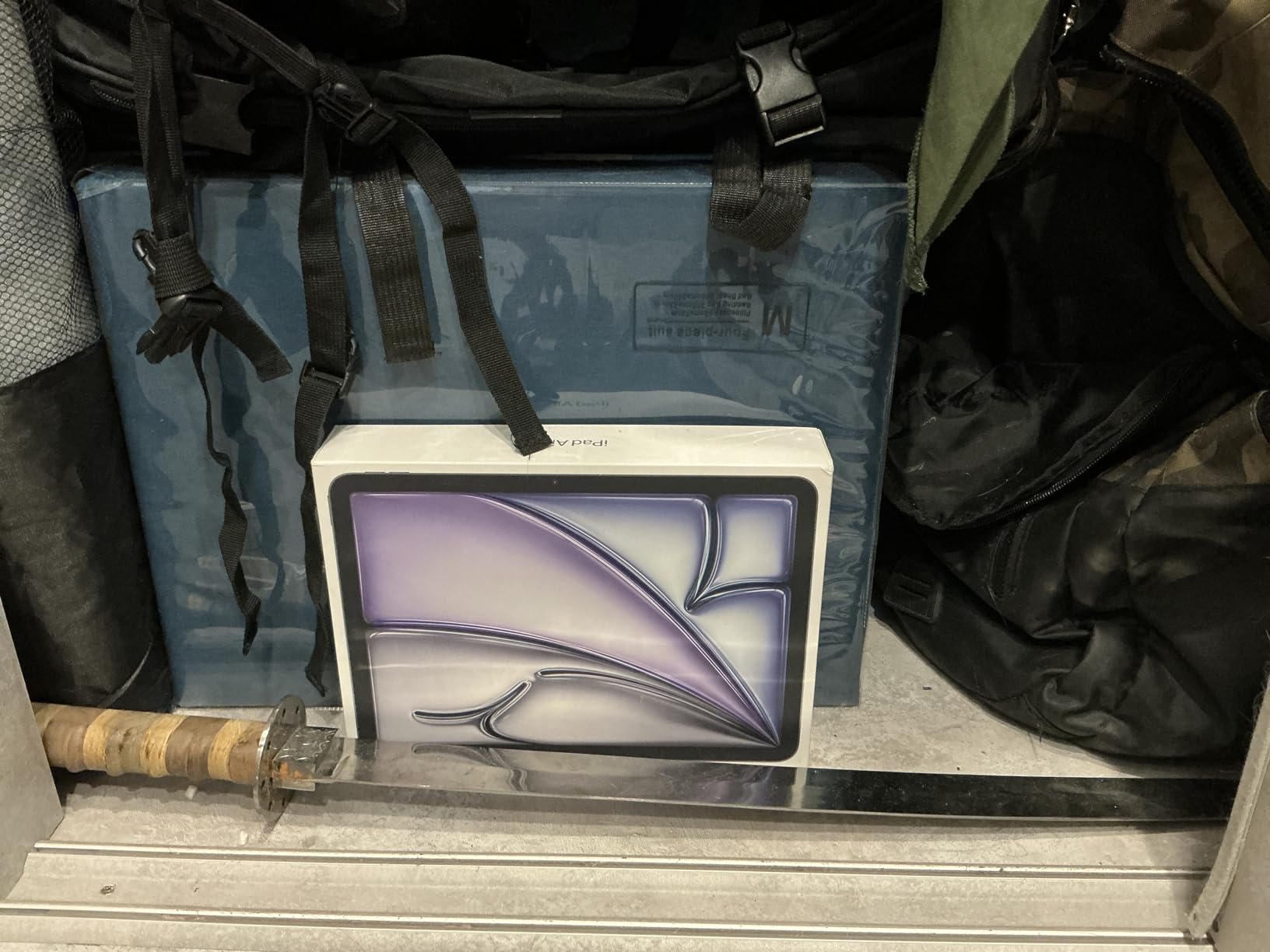 Apple iPad Air 11-inch with M3 chip Built for Apple Intelligence, Liquid Retina Display, 256GB, 12MP Front/Back Camera, Wi-Fi 6E, Touch ID, All-Day Battery Life — Space Gray Customer Review Apple iPad Air 11-inch with M3 chip Built for Apple Intelligence, Liquid Retina Display, 256GB, 12MP Front/Back Camera, Wi-Fi 6E, Touch ID, All-Day Battery Life — Space Gray - Customer Photo 3