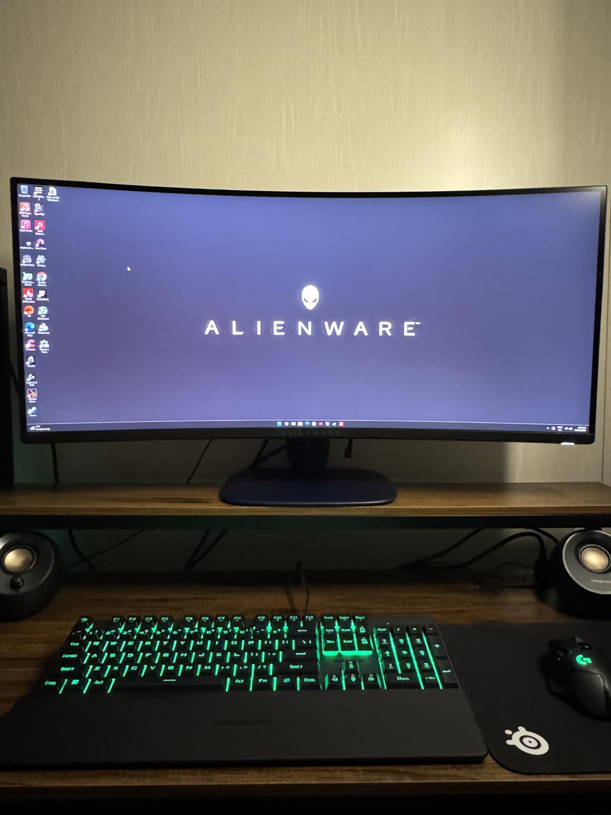 Alienware 34 Curved Gaming Monitor – AW3425DWM - 34-inch WQHD 180Hz 1ms Display, 1500R, AMD FreeSync Premium, VESA AdaptiveSync. Customer Review Alienware 34 Curved Gaming Monitor – AW3425DWM - 34-inch WQHD 180Hz 1ms Display, 1500R, AMD FreeSync Premium, VESA AdaptiveSync. - Customer Photo 3