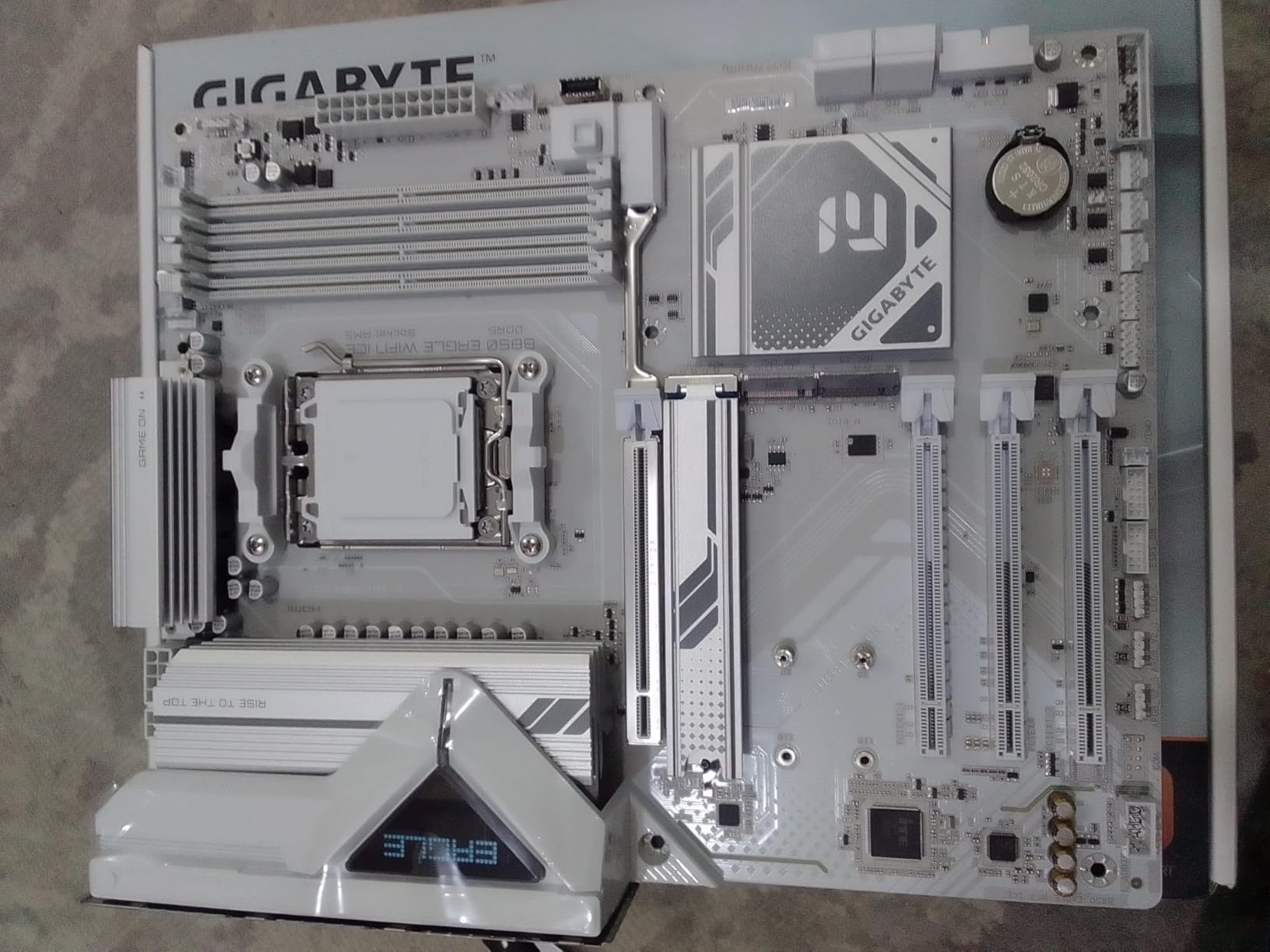 GIGABYTE B850M Eagle WIFI6E ICE AMD AM5 Motherboard, M-ATX, DDR5, 2X M.2, PCIe 5.0, USB-C, USB 3.2 Gen 2, WIFI6E, 2.5GbE LAN, EZ-Latch, Wi-Fi EZ-Plug - Customer Photo 2