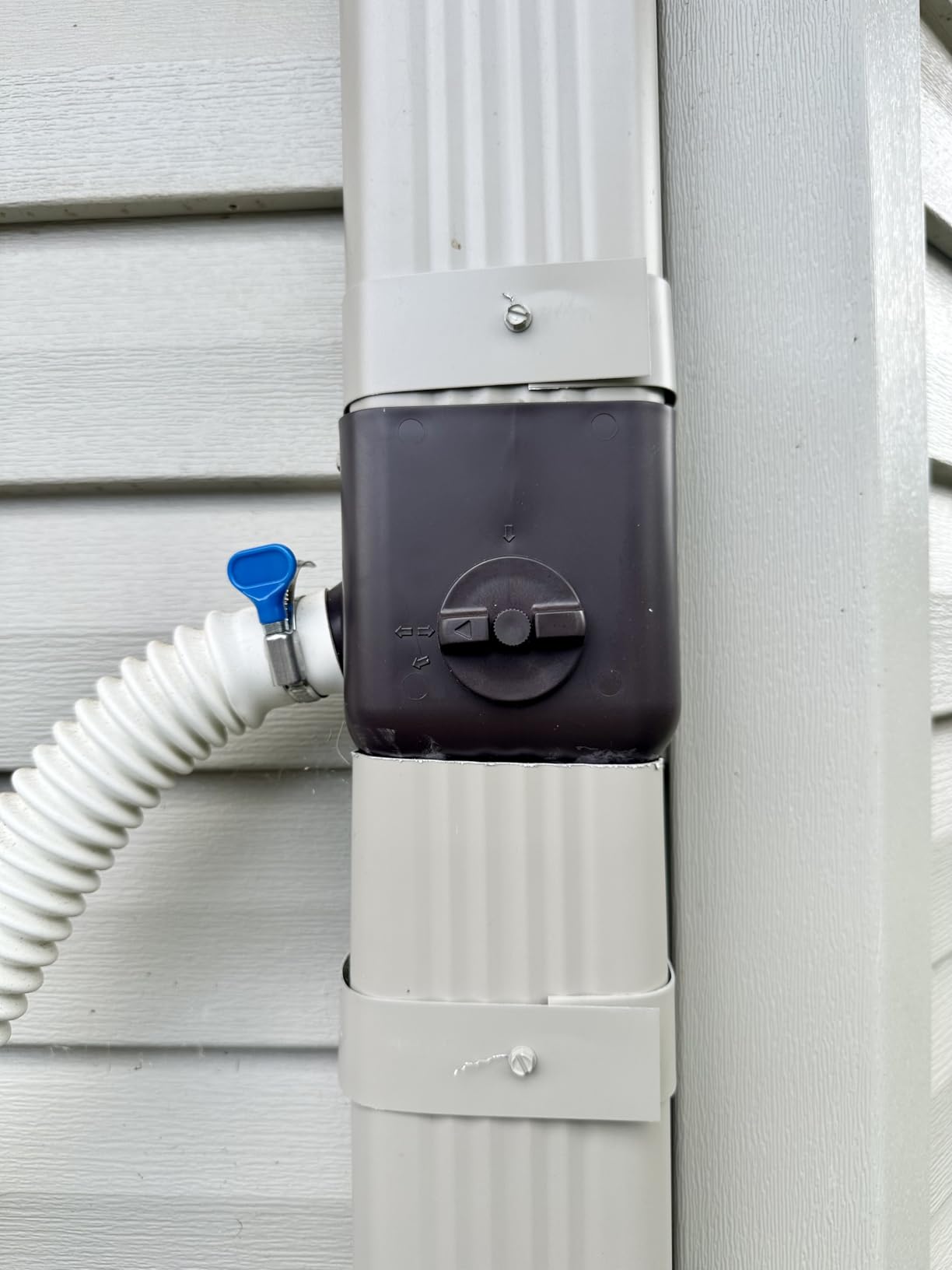 RTS Home Accents 50-Gallon Rain Barrel with Brass Spigot, Flat Back Rain Water Collection Barrel, Walnut Color customer photo 2