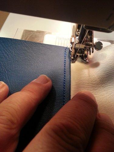 SINGER Heavy Duty 4423 Sewing Machine, Grey | Strong Motor, Full Metal Frame, 97 Stitch Applications, 1-Step Buttonhole, LED Light & Accessory Kit customer photo 1