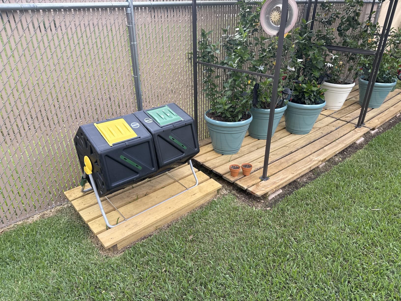 Miracle-Gro Large Dual Chamber Compost Tumbler, 55.4 Gallons - Easy-Turn, Fast-Working System - All-Season, Heavy-Duty, High Volume Composter with 2 Sliding Doors (2 x 27.7 gallons) customer photo 1