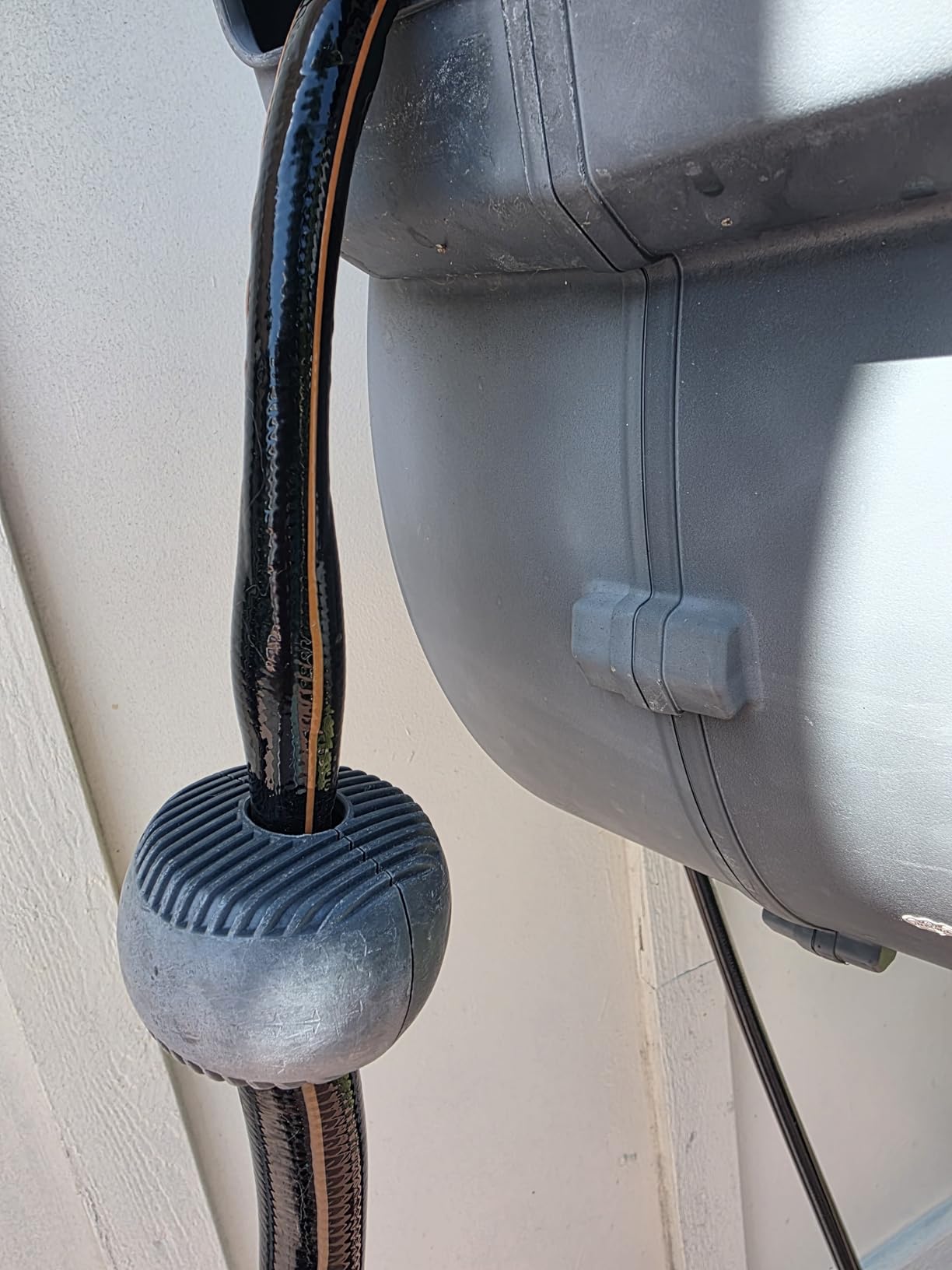 Giraffe Tools Retractable Garden Hose Reel 1/2 Inch x 130 ft, Super Heavy Duty, Any Length Lock, Slow Return System, Wall Mounted and 180 Deg Swivel Bracket customer photo 1