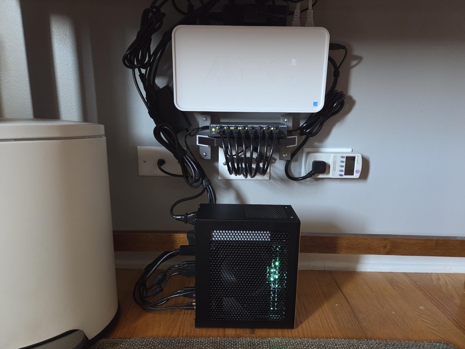 APC Back-UPS 850VA / 450W UPS Battery Backup & Surge Protector, 9 Outlets, Type A Charger, BE850G2 Uninterruptible Power Supply for Home Office & Computer customer photo 1