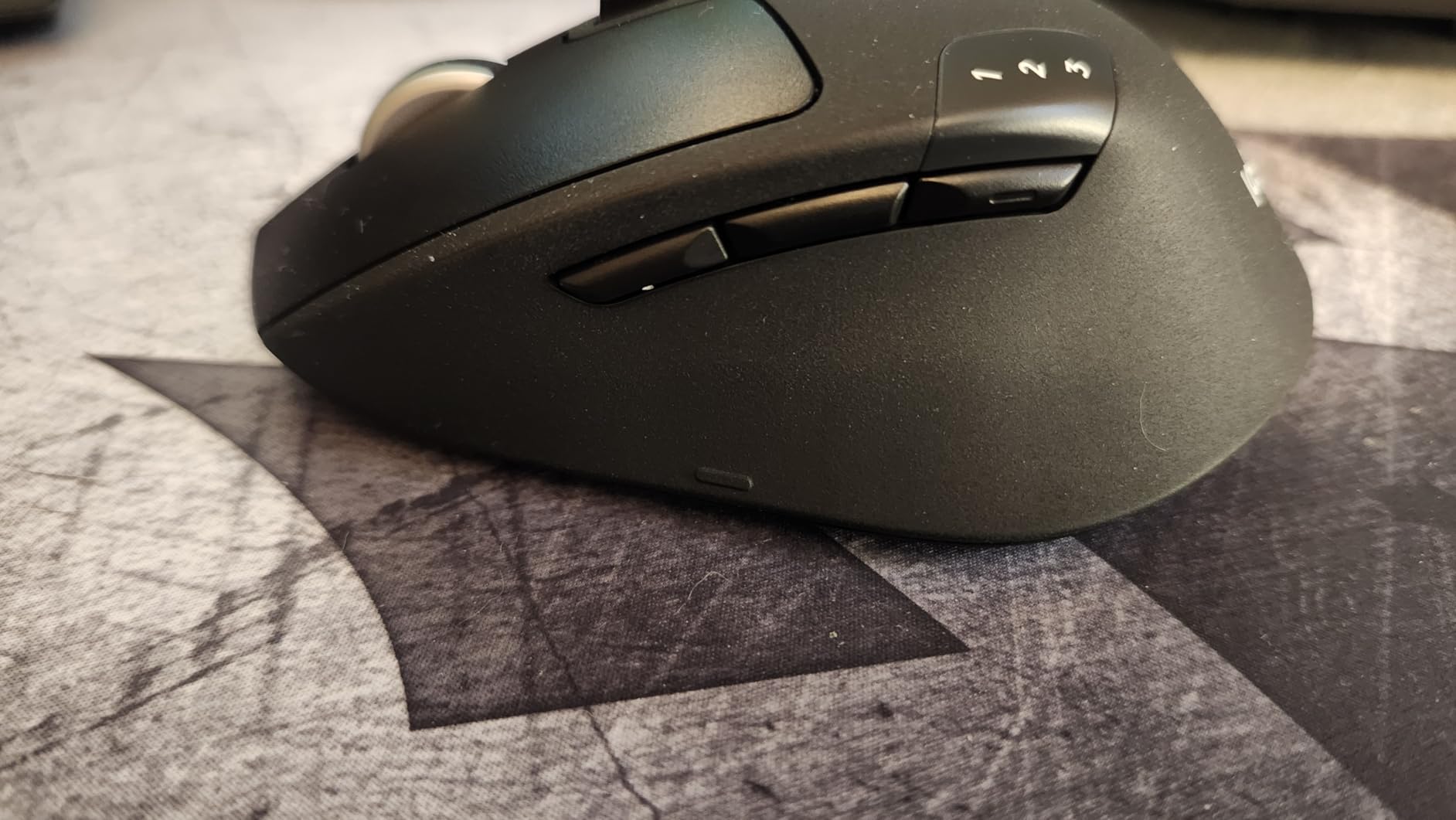 Logitech M720 Triathlon Multi-Device Wireless Mouse, Bluetooth, USB Unifying Receiver, 1000 DPI, 6 Programmable Buttons, 2-Year Battery, Compatible with Laptop, PC, Mac, iPadOS - Black customer photo 1