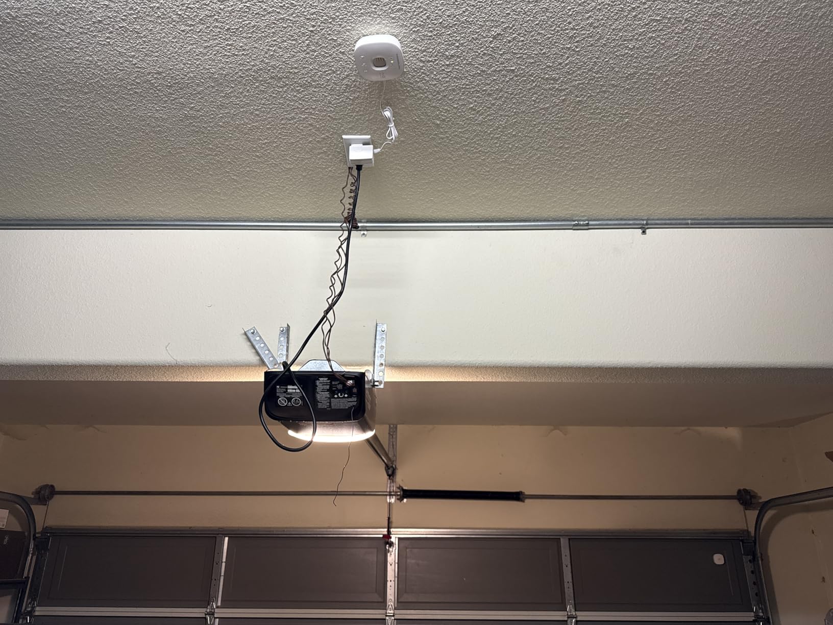 CHAMBERLAIN Smart Garage Control - Wireless Garage Hub and Sensor with Wifi & Bluetooth - Smartphone Controlled, myQ-G0401-ES, White customer photo 2