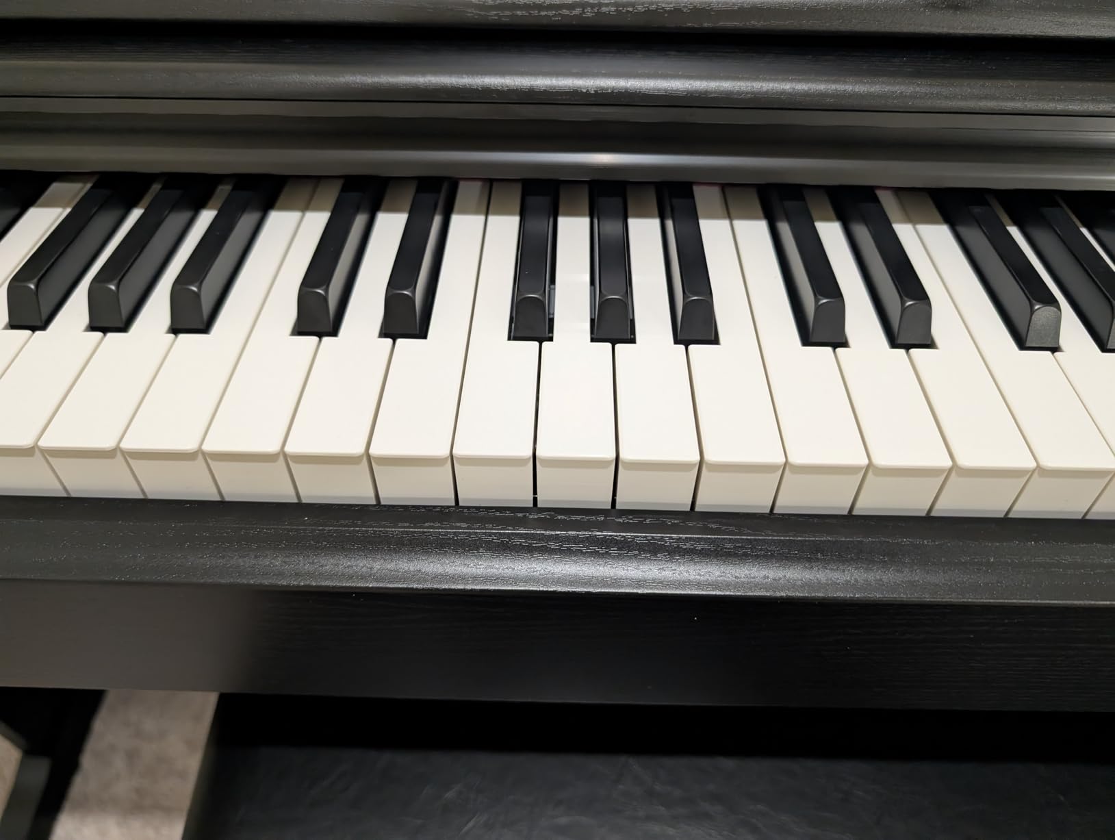 Yamaha Arius Series 88-Key Weighted Action Upright Digital Piano for Beginner and Intermediate Players, Dynamic Response, Grand Piano Sound, 3-pedal Unit, Bench Included, Rosewood YDP105R customer photo 1