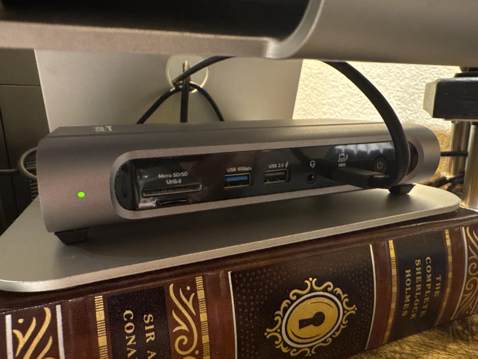 Plugable 16-in-1 Thunderbolt 4 Dock - Dual 4K Monitors for M4/M5 MacBook Air/Pro, 100W Charging, 2X HDMI, 2X DisplayPort, 2.5G Ethernet, 7X USB, MicroSD/SD Card Reader, Windows & USB4 Compatible customer photo 1