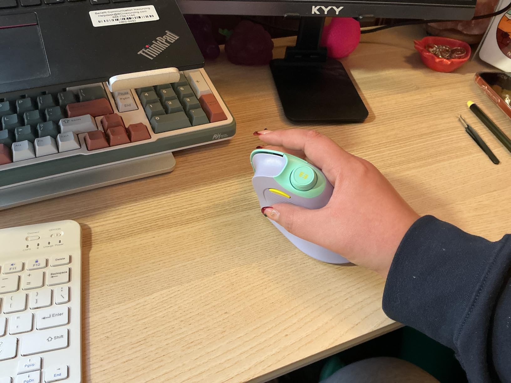 seenda Ergonomic Mouse Wireless, MOU-302 Bluetooth Vertical Mouse Rechargeable, Optical Mice with 1000/1600/2400 DPI, Volume Knob, 3 Multi-Device Connectivity for Computer/PC/Laptop/Mac, Purple customer photo 1