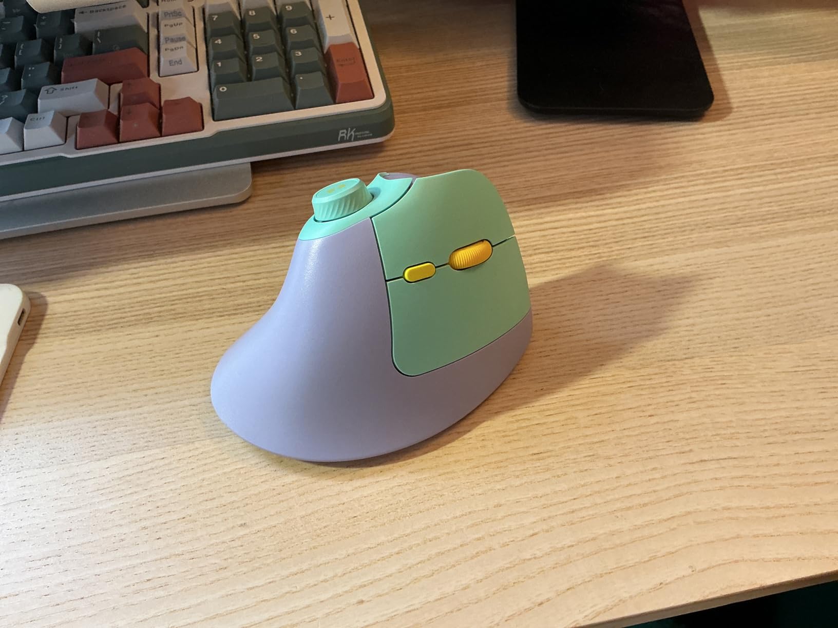 seenda Ergonomic Mouse Wireless, MOU-302 Bluetooth Vertical Mouse Rechargeable, Optical Mice with 1000/1600/2400 DPI, Volume Knob, 3 Multi-Device Connectivity for Computer/PC/Laptop/Mac, Purple customer photo 2