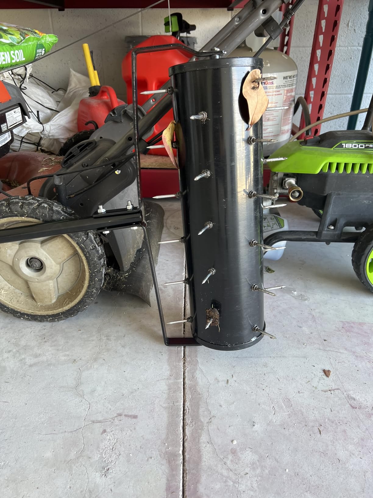 VEVOR Rolling Lawn Aerator, 21-inch Heavy-Duty Manual Rolling Aerator Lawn with Detachable Handle and 33 Iron Spikes, Rolling Lawn Aeration Tool for Garden Patio Yard Compacted Soils and Lawns, Black customer photo 1