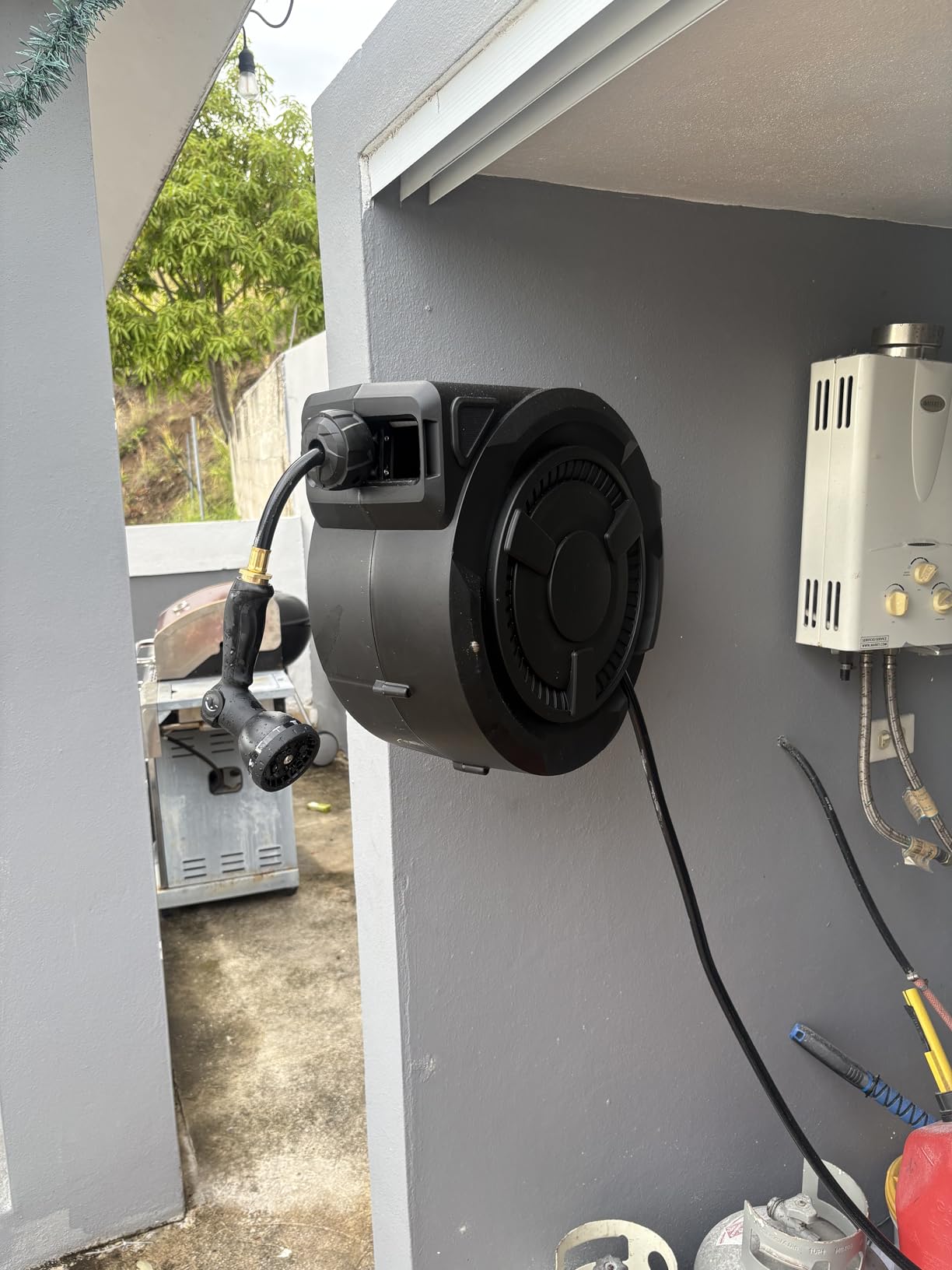 wikiwiki Retractable Garden Hose Reel 1/2 in x 100 ft, Heavy Duty Wall Mounted Hose Reel with 10-Function Sprayer Nozzle, Automatic Slow Return System customer photo 1