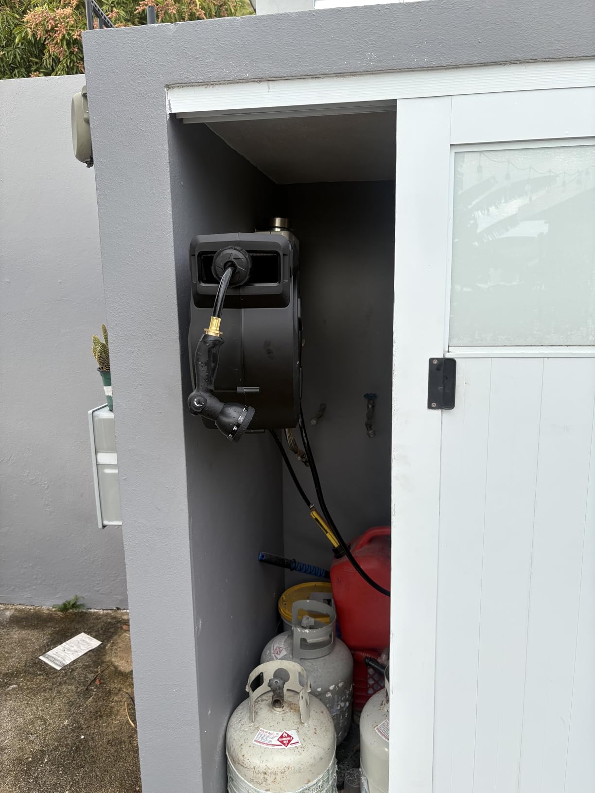 wikiwiki Retractable Garden Hose Reel 1/2 in x 100 ft, Heavy Duty Wall Mounted Hose Reel with 10-Function Sprayer Nozzle, Automatic Slow Return System customer photo 2