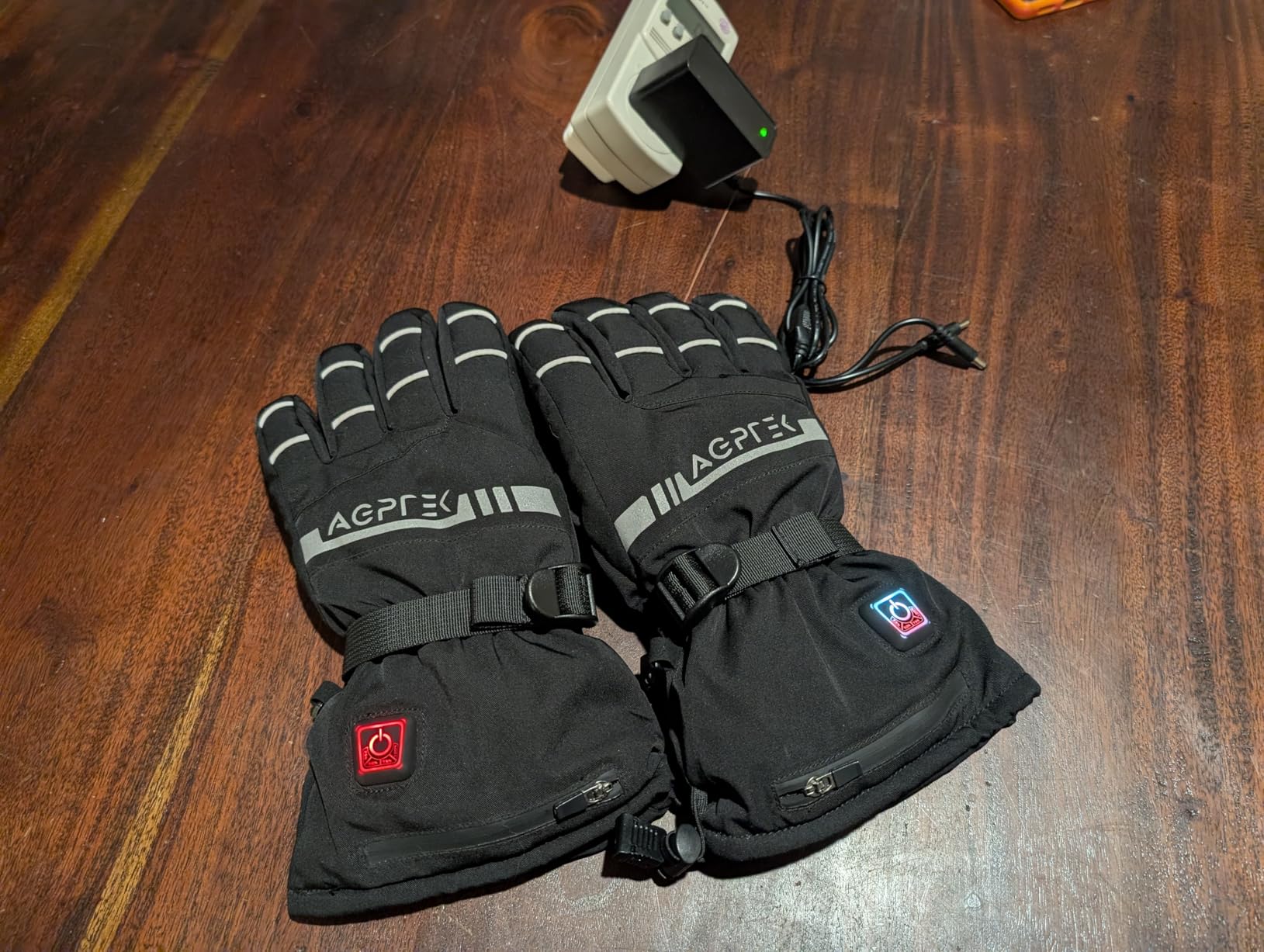 AGPTEK Heated Gloves for Men Women, 7.4V Fast Heat Rechargeable Winter Glove with Battery Indicator &Touchscreen, Waterproof Hand Warming for Skiing, Hiking, Camping, Fishing, Motorcycle customer photo 2