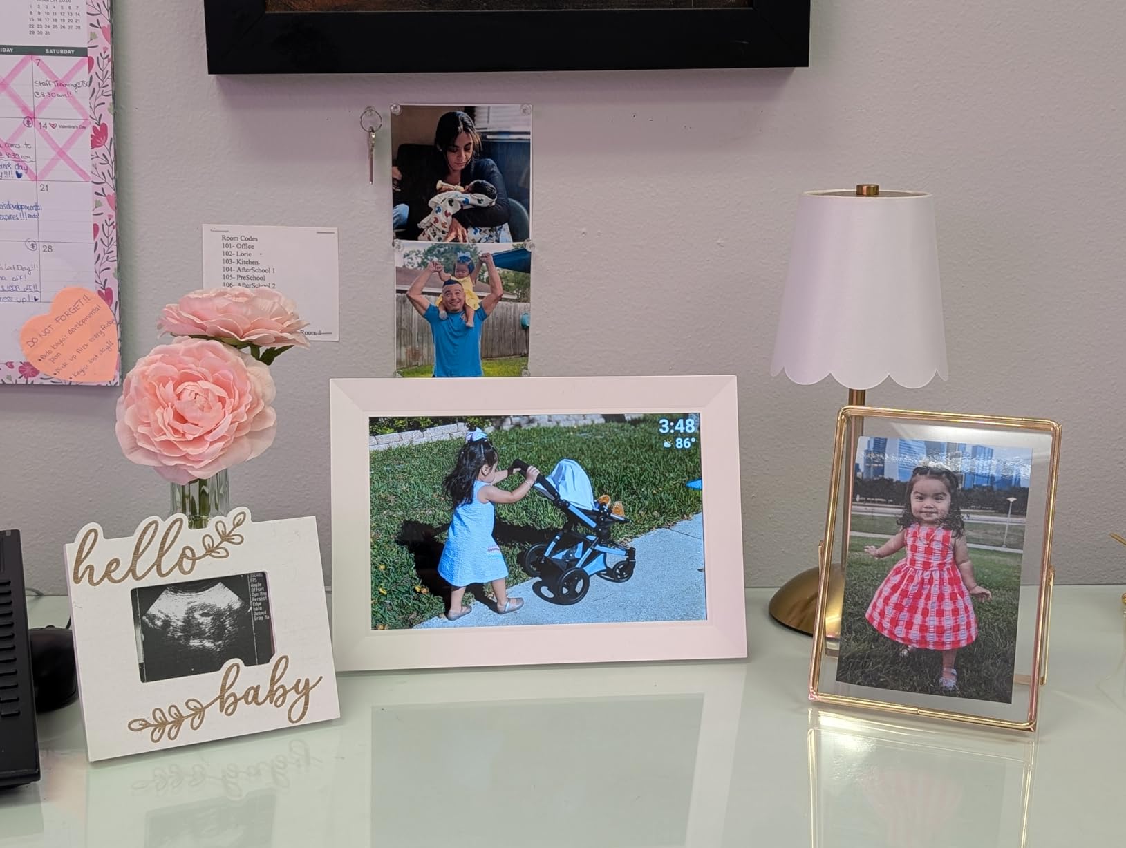 Miroir 10.1 Inch WiFi Digital Photo Frame via Frameo App, 1280x800 HD IPS Touch Screen Electric Picture Frame Display, 32GB Storage, Auto-Rotate, Wall Mountable, Share Photos/Videos Instantly customer photo 2