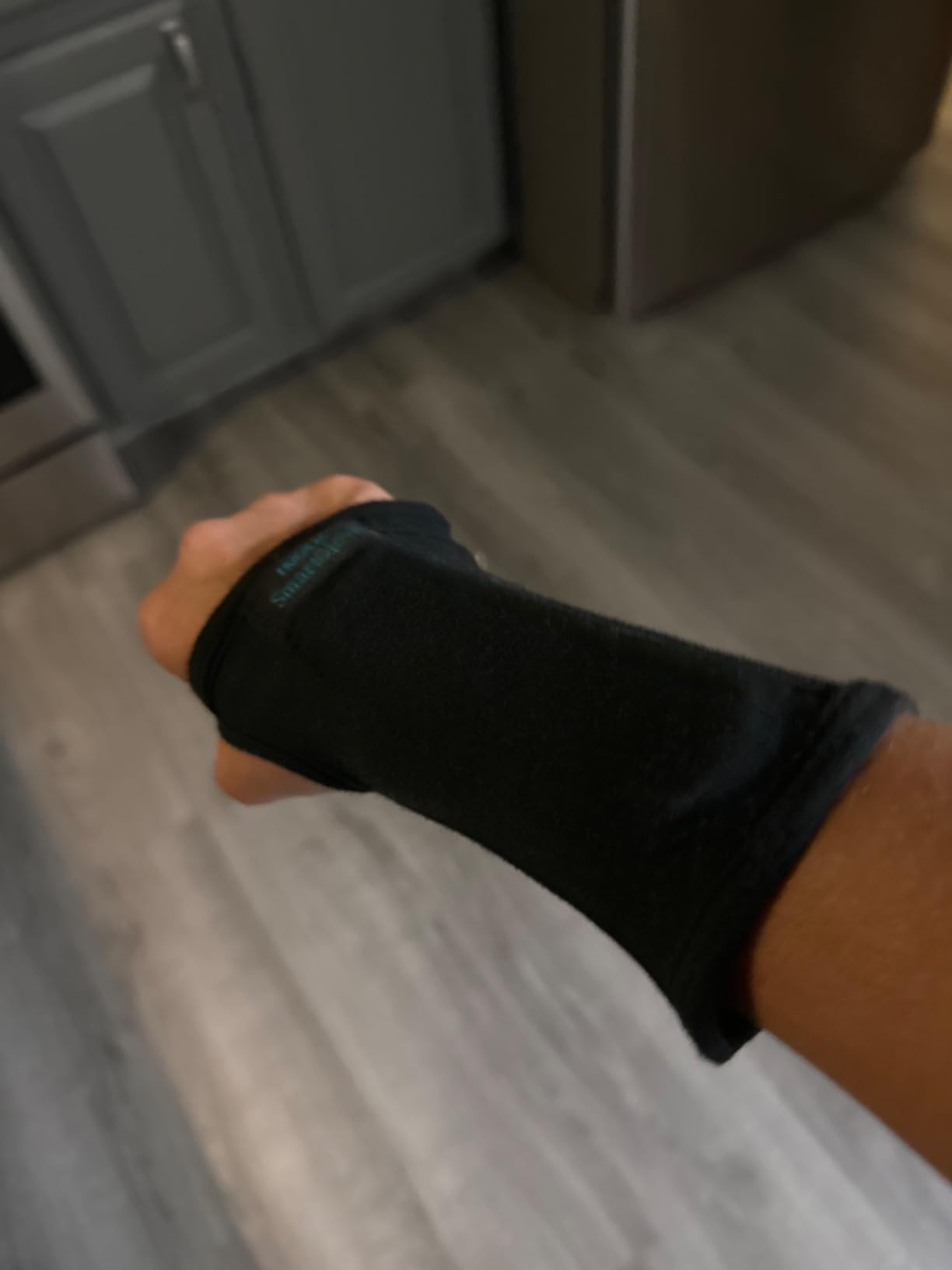 IMAK Brownmed RSI SmartGlove - Glove for Arthritis, Tendonitis & Carpal Tunnel - Compression Glove - Working & Gaming Wrist Support Brace with Splint - Medium customer photo 1