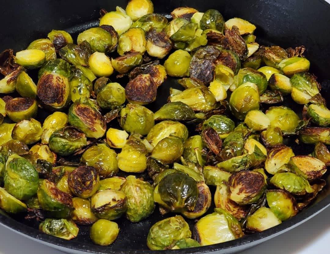 Lodge Seasoned Cast Iron Skillet - PFAS-Free, Non-Toxic Cookware - Use with an Oven, Stove, Grill, or Campfire - Naturally Non-Stick & Oven Safe - 10.25 Inches customer photo 2