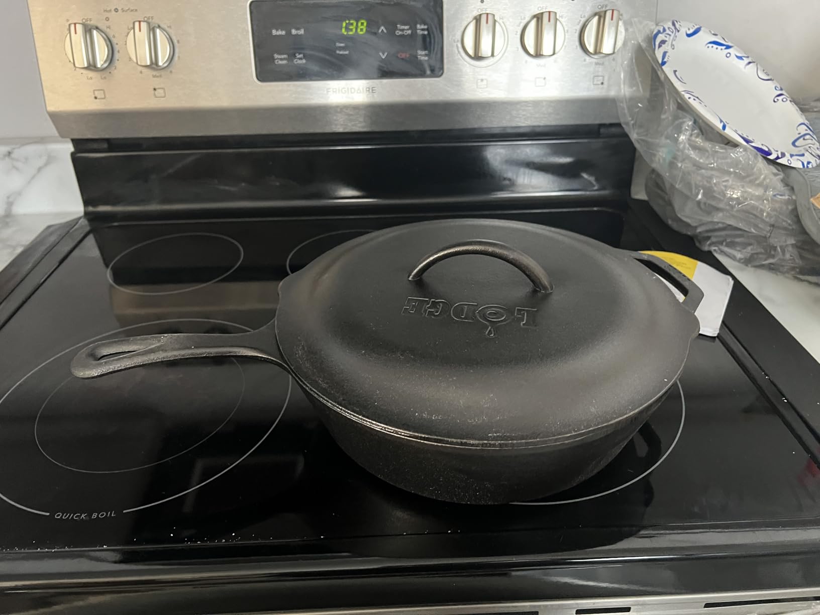 Lodge 5 Quart Pre-Seasoned Cast Iron Deep Skillet with Lid - Signature Teardrop Handle & Assist Handle - Use in the Oven, on the Stove or Grill, or Over a Campfire - Use to Sear, Sauté, Bake, Broil, Braise, Fry, or Grill - Black customer photo 1