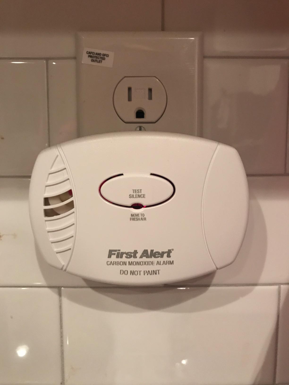 First Alert Carbon Monoxide Detector, Plug-In Alarm with Test & Silence Button, CO600, White, 1-Pack customer photo 2