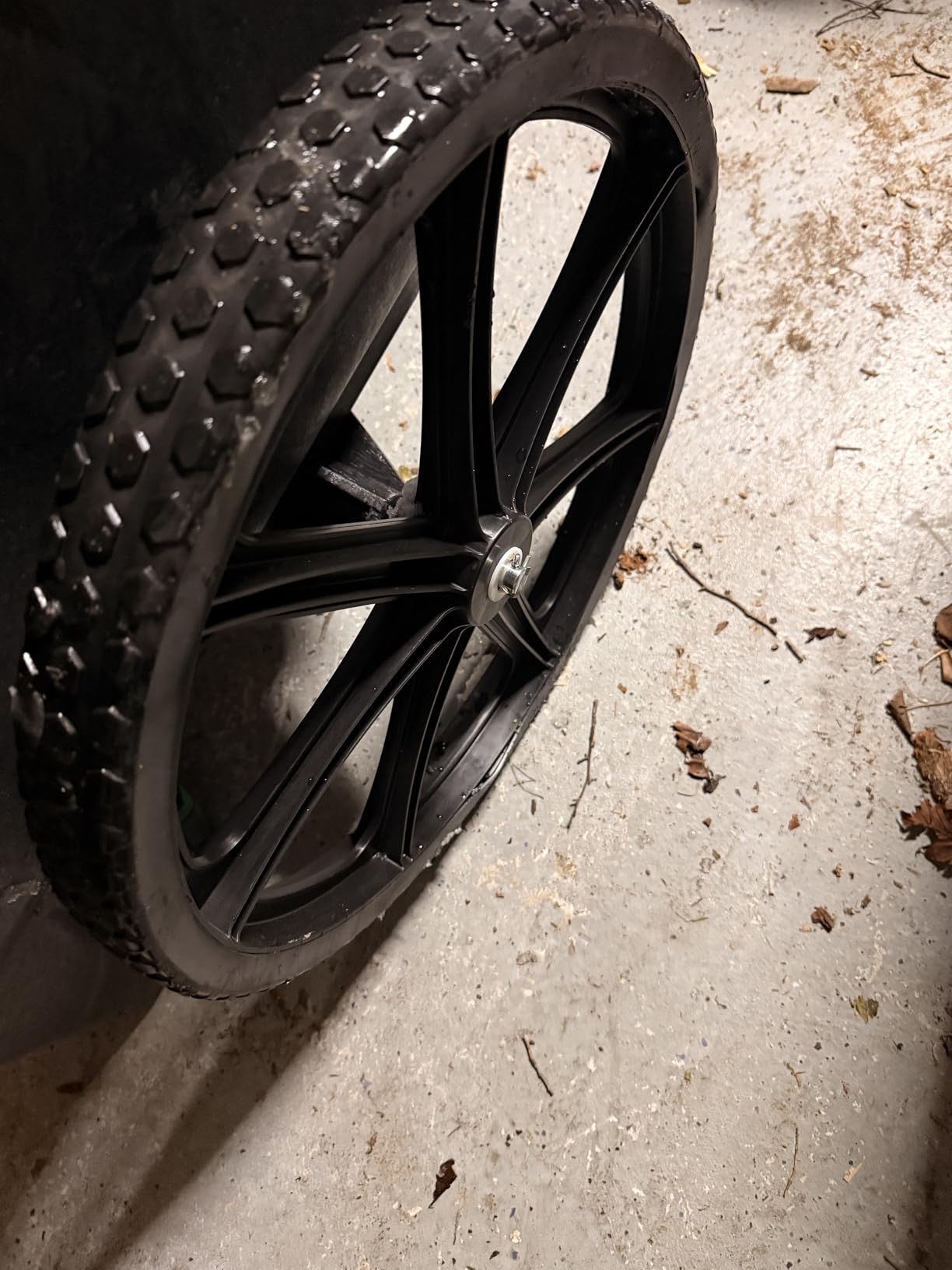 Rubbermaid Commercial Products 8.75 Cubic Foot, All-Weather, Big-Wheel Cart/Yard Cart/Lawn Cart/Wheelbarrow, Yardwork/Landscaping/DIY Projects, Durable/Weather Resistant, Black customer photo 2