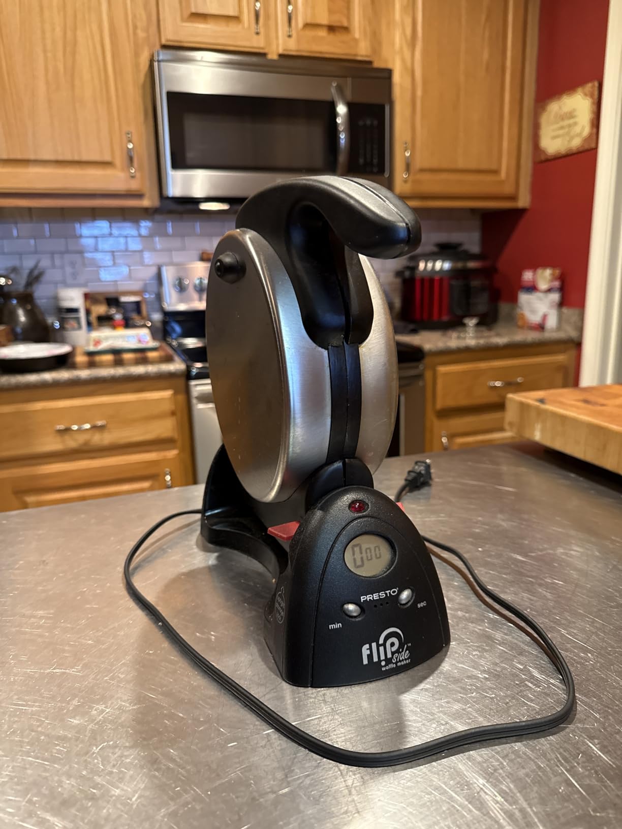 Presto 03510 Ceramic FlipSide Belgian Waffle Maker, Nonstick, Cool Touch Handles, Black customer photo 1