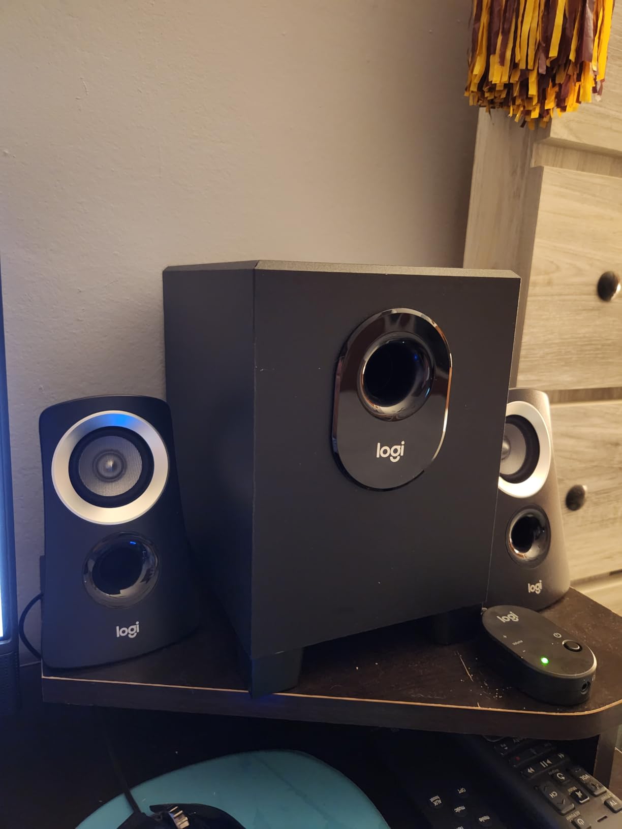 Logitech Z313 2.1 Multimedia Speaker System with Subwoofer, Full Range Audio, 50 Watts Peak Power, Strong Bass, 3.5mm Audio Inputs, PC/PS4/Xbox/TV/Smartphone/Tablet/Music Player - Black customer photo 2