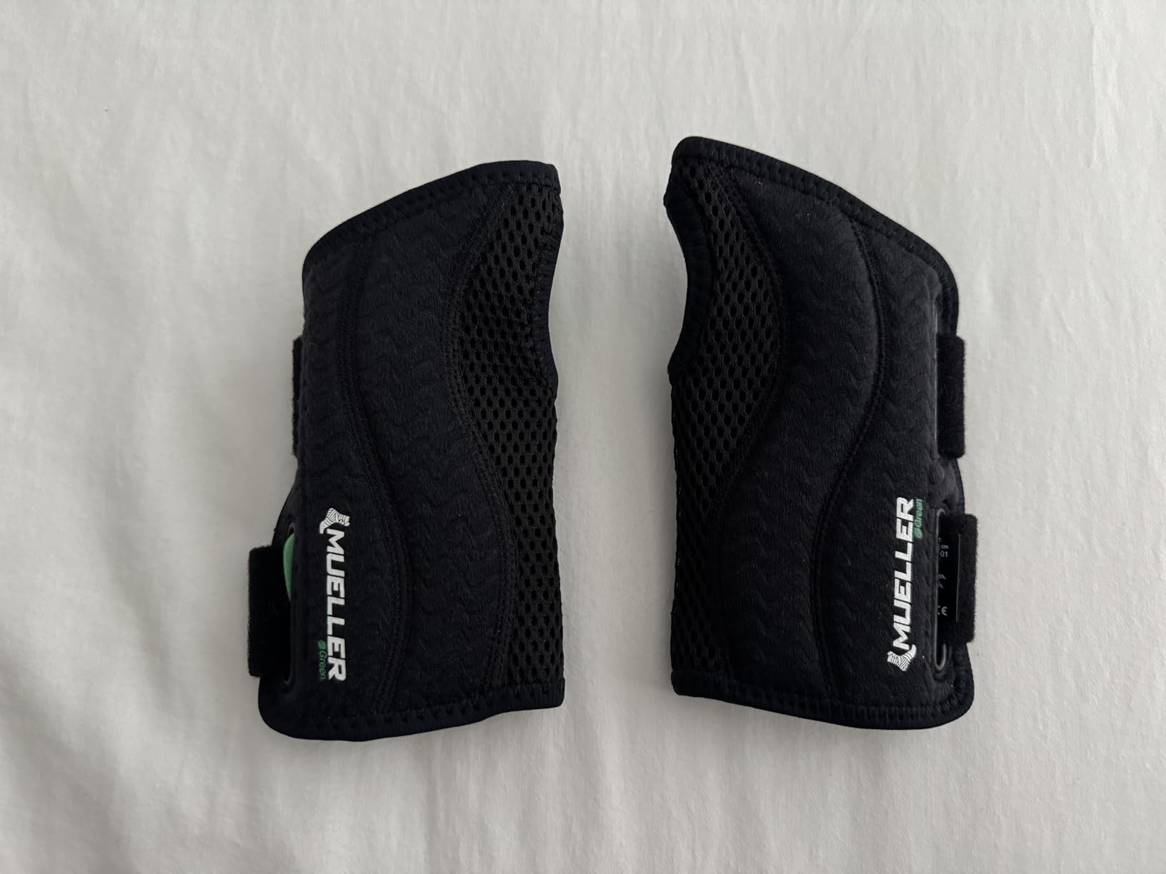 MUELLER Sports Medicine Green Fitted Wrist Brace for Men and Women, Wrist Pain Relief Support, Ideal for Carpal Tunnel, Tendonitis, Arthritis, Right Hand, Black, Small/Medium customer photo 1