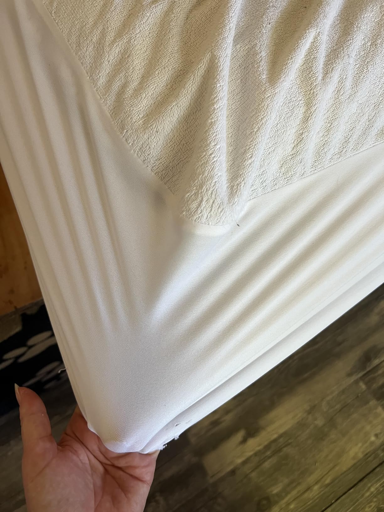 SafeRest Waterproof Queen Size Mattress Protector - Fitted with Stretchable Pockets - Machine Washable Cotton Blend Mattress Cover for Bed customer photo 2