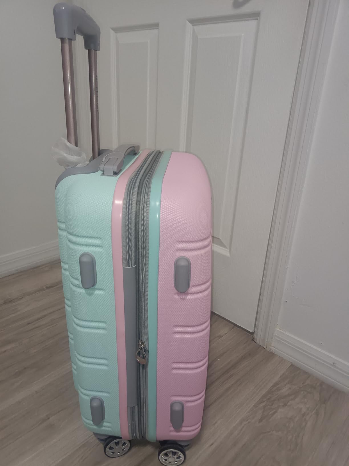 Rockland Melbourne Hardside Expandable Spinner Wheel Luggage, Silver, Carry-On 20-Inch customer photo 1