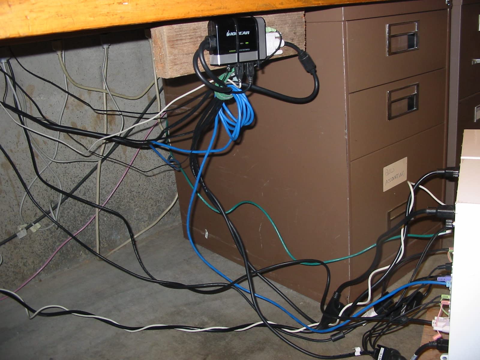 IOGEAR 2-Port USB HDMI Cabled KVM Switch - 1920 x 1200 60Hz - Hotkey or Remote Button Switch - 2.1 Stereo - USB 2.0 Mouse Port Can Be Used As USB Hub and USB Peripheral Sharing - Mac / Win - GCS62HU customer photo 2