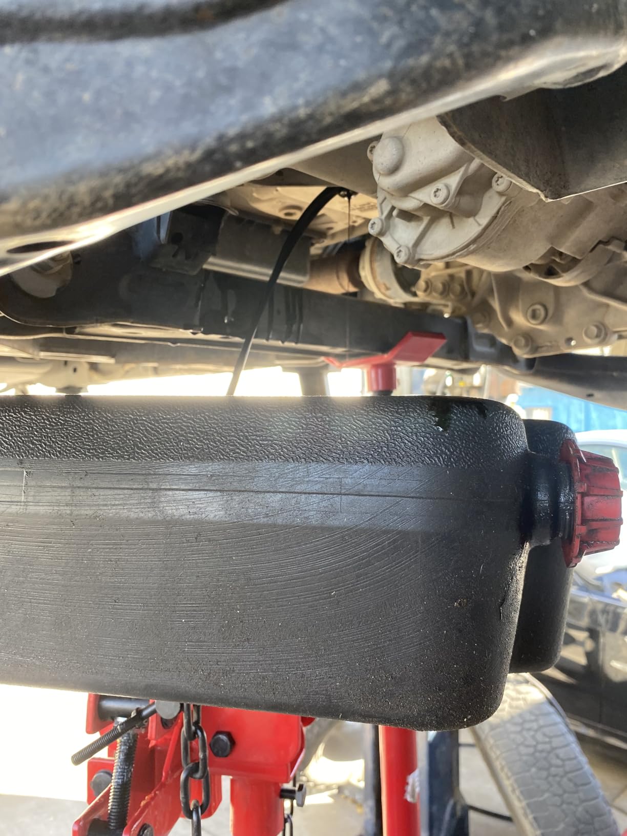 Sunex Tools 7793B 1,000 lb Telescopic Transmission Jack, Hydraulic, Foot Pump Operated, Tilt Saddle with Chain Tie-Down, 74.2 in Max Height customer photo 1