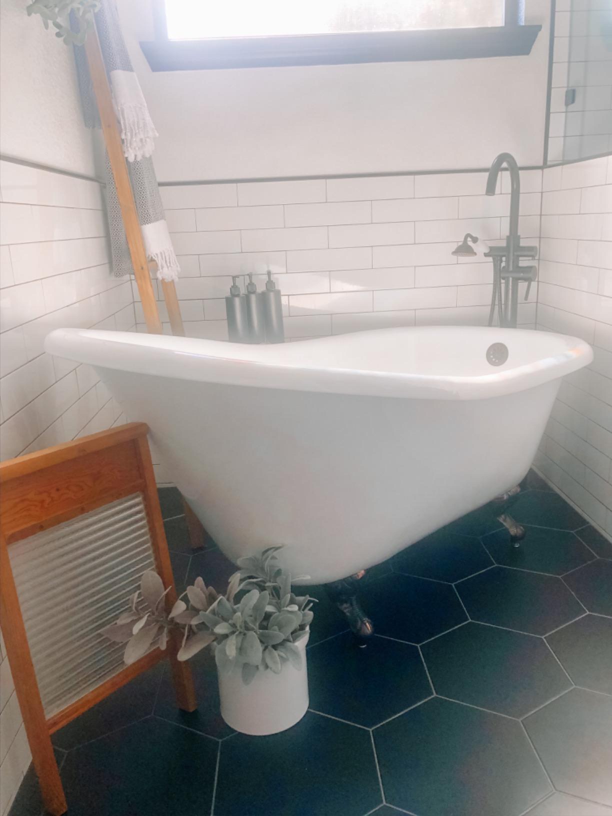 Kingston Brass Aqua Eden VCTND6030NT1 Cast Iron Slipper Clawfoot Bathtub with Chrome Feet without Faucet-Drillings, 60-Inch, White customer photo 2